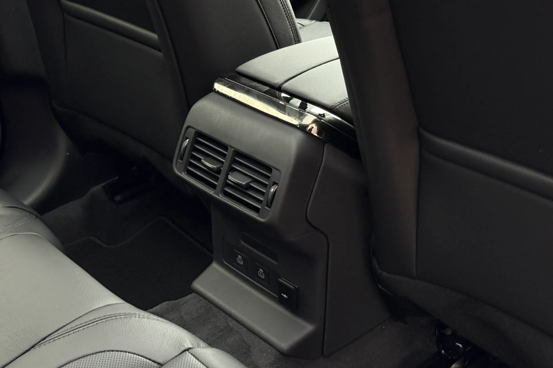 LAND ROVER RANGE ROVER VELAR thumbnail image number 34