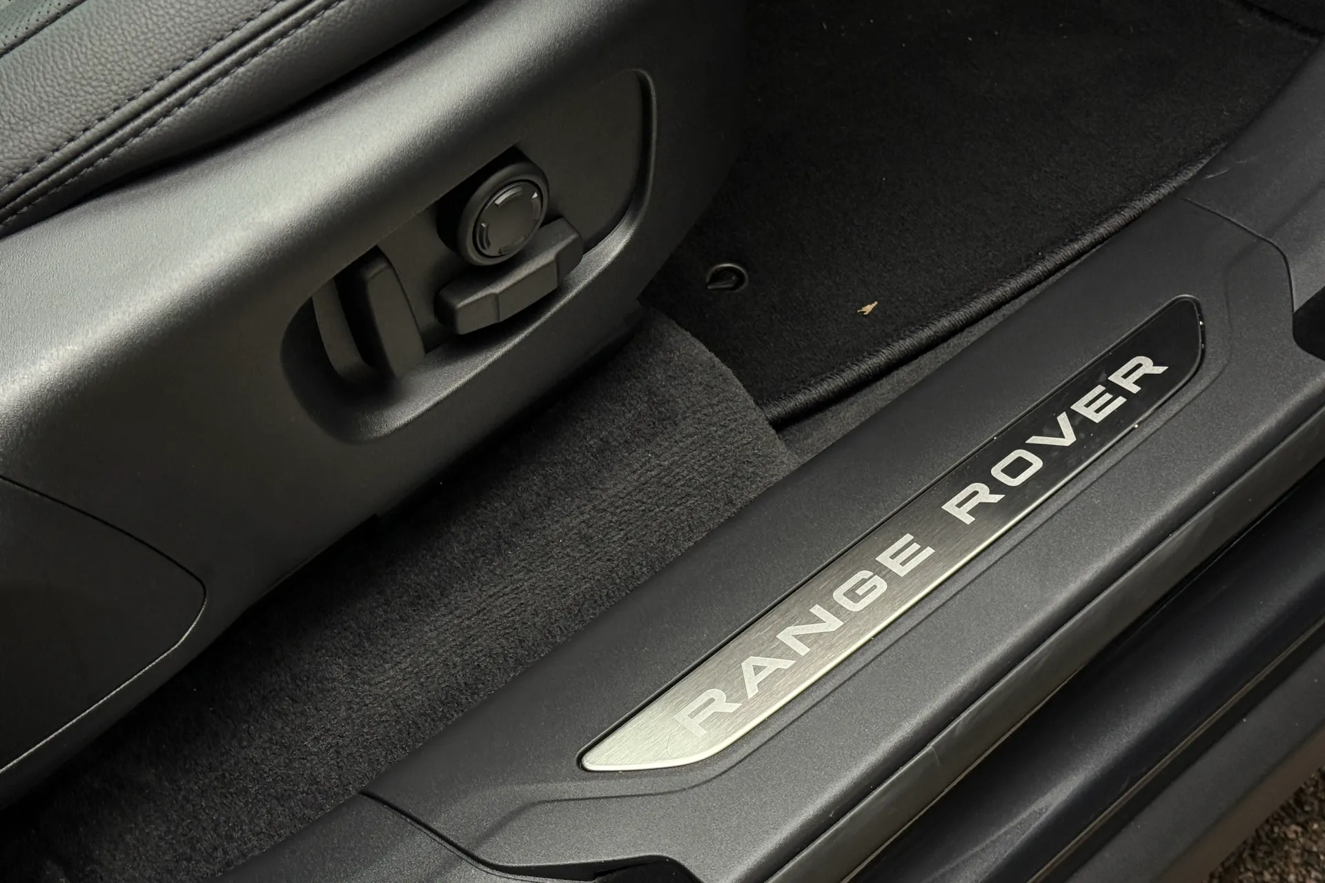 LAND ROVER RANGE ROVER VELAR thumbnail image number 36