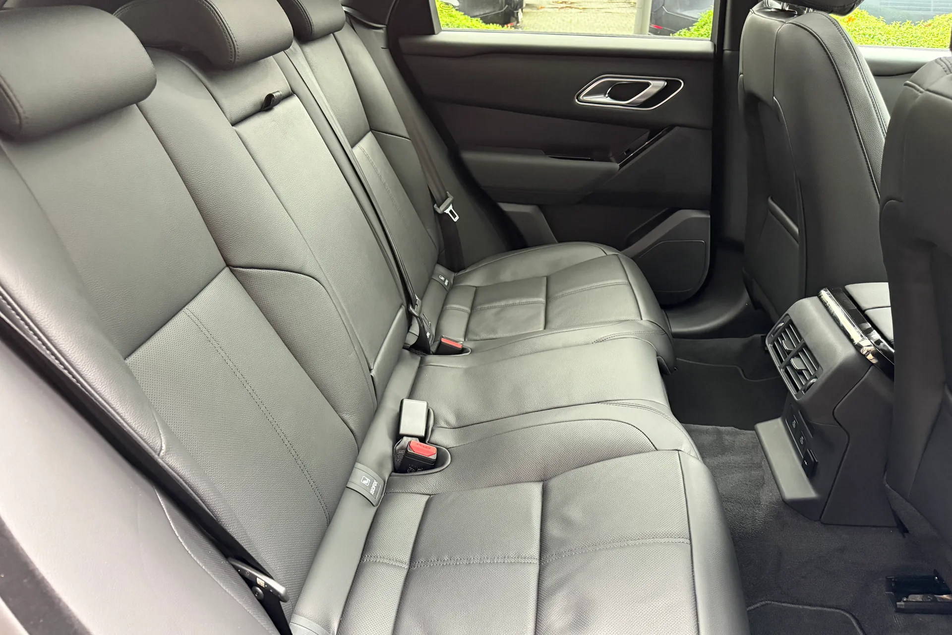 LAND ROVER RANGE ROVER VELAR thumbnail image number 31