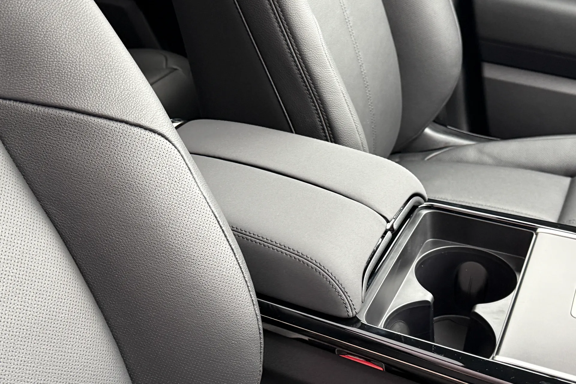 LAND ROVER RANGE ROVER VELAR thumbnail image number 39