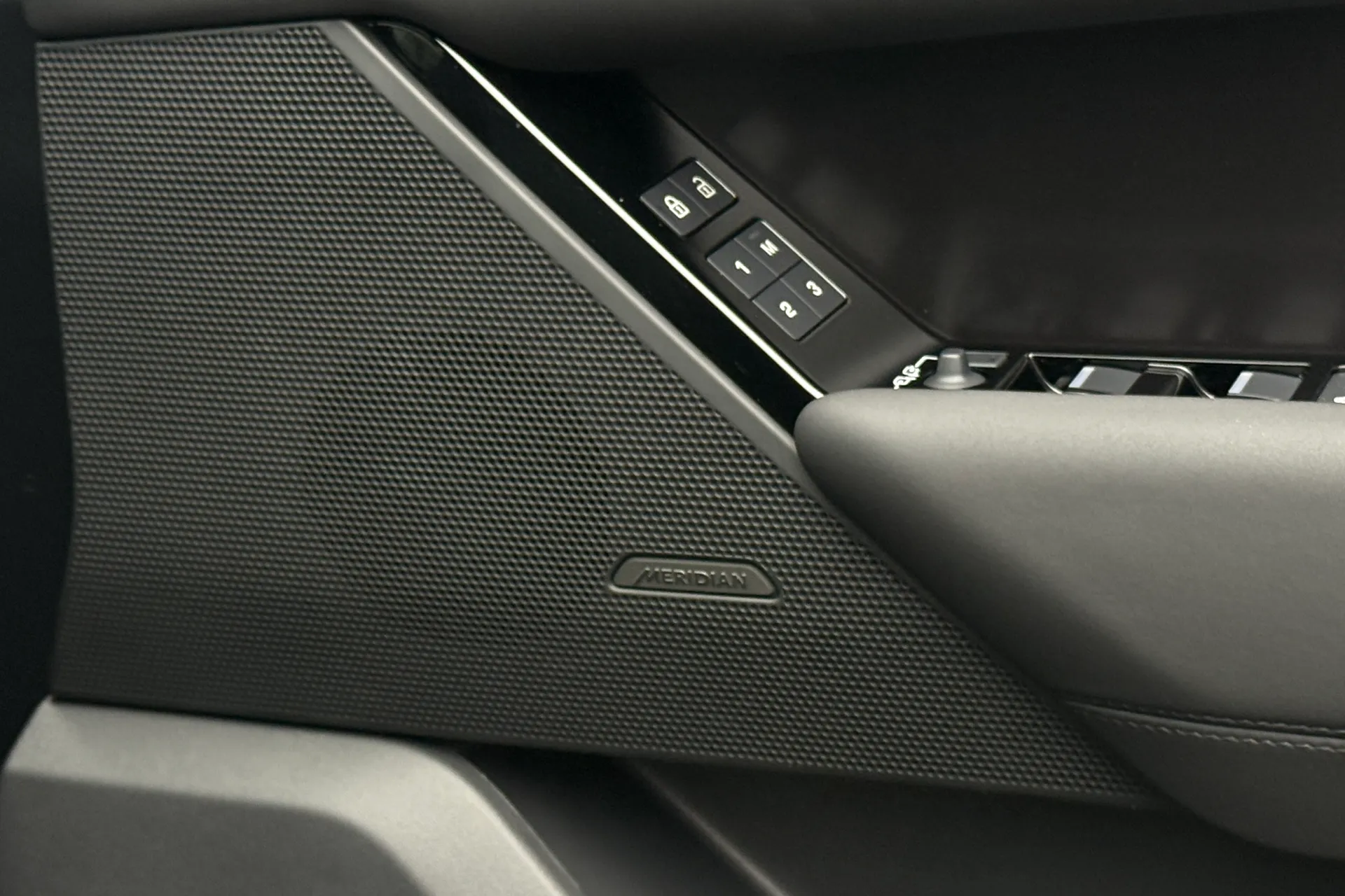 LAND ROVER RANGE ROVER VELAR thumbnail image number 46