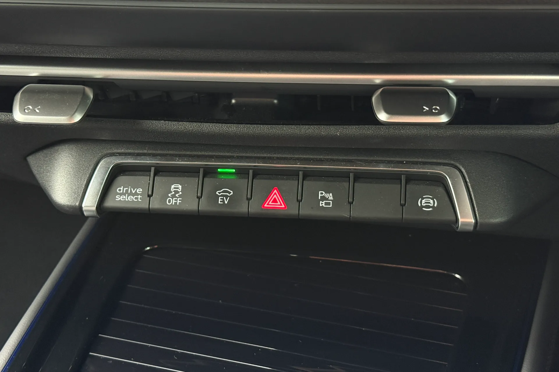 Audi Q3 thumbnail image number 14