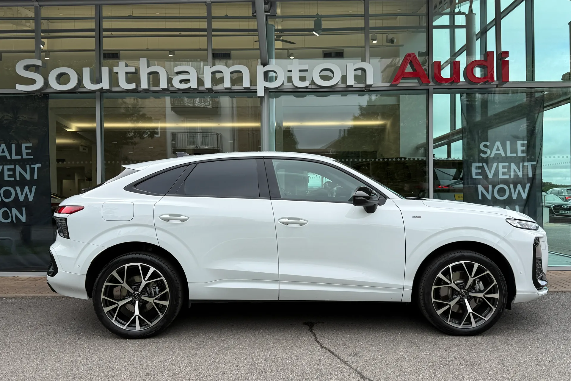 Audi Q3 thumbnail image number 2