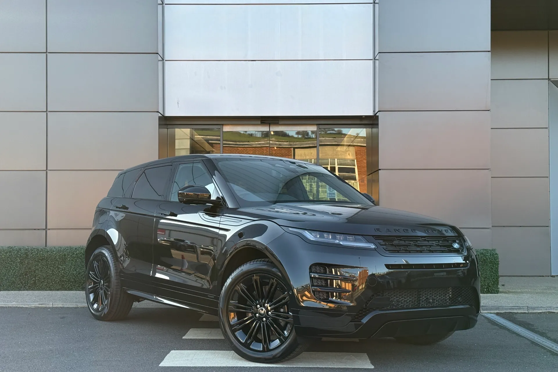 LAND ROVER RANGE ROVER EVOQUE focused image