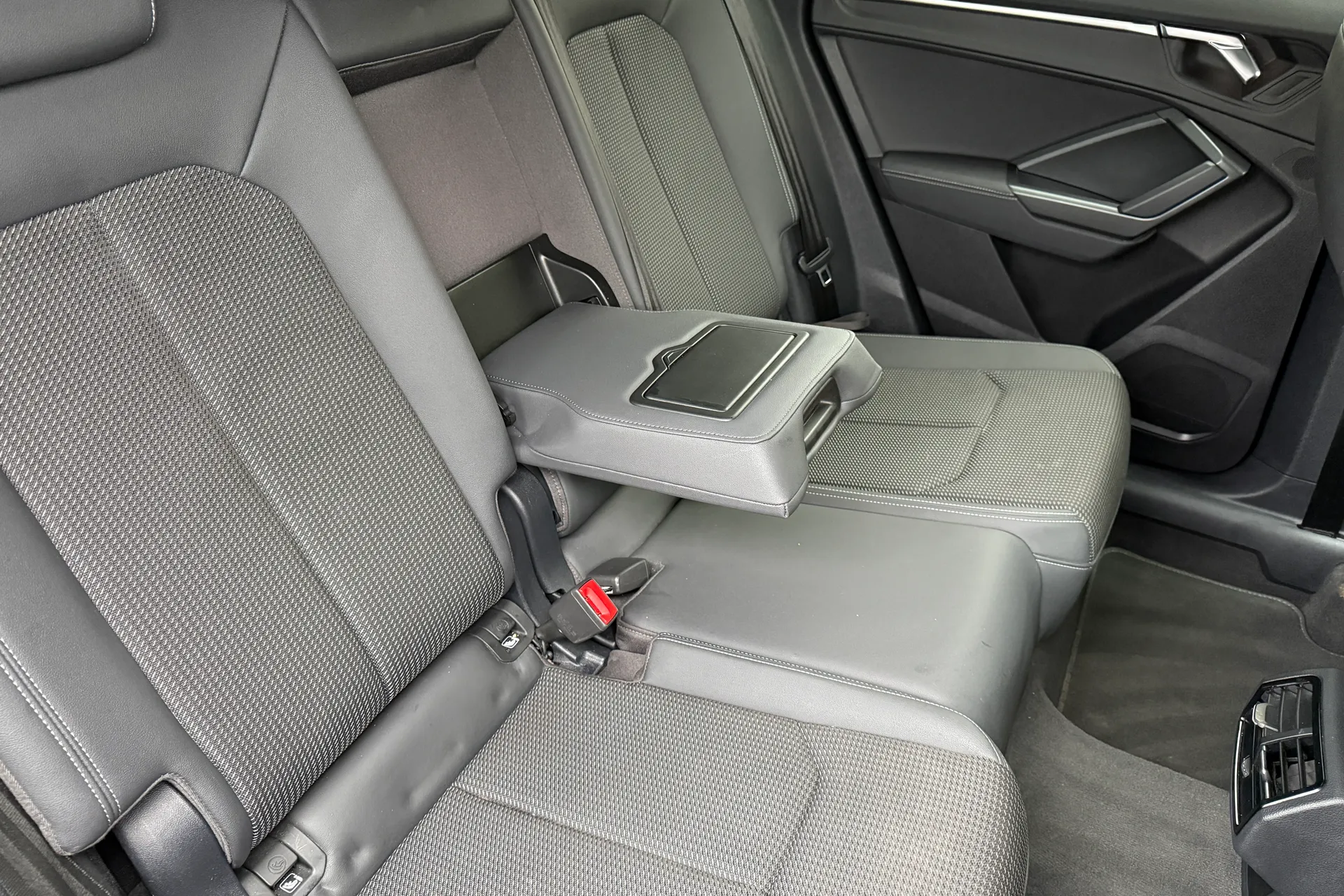 Audi Q3 thumbnail image number 31