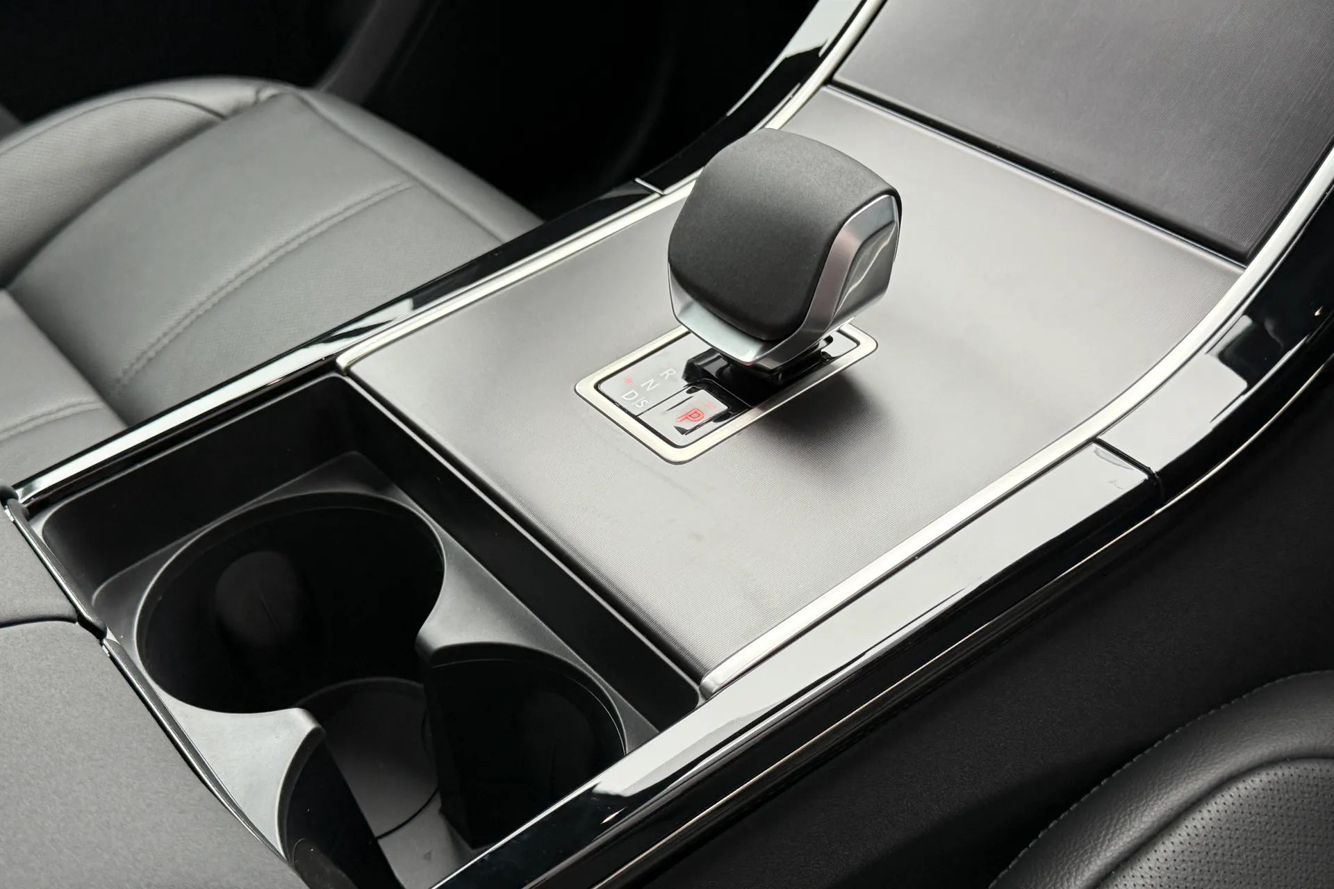 LAND ROVER RANGE ROVER VELAR thumbnail image number 21