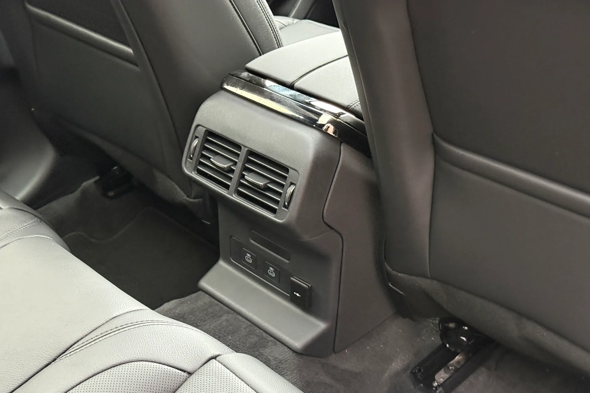 LAND ROVER RANGE ROVER VELAR thumbnail image number 32