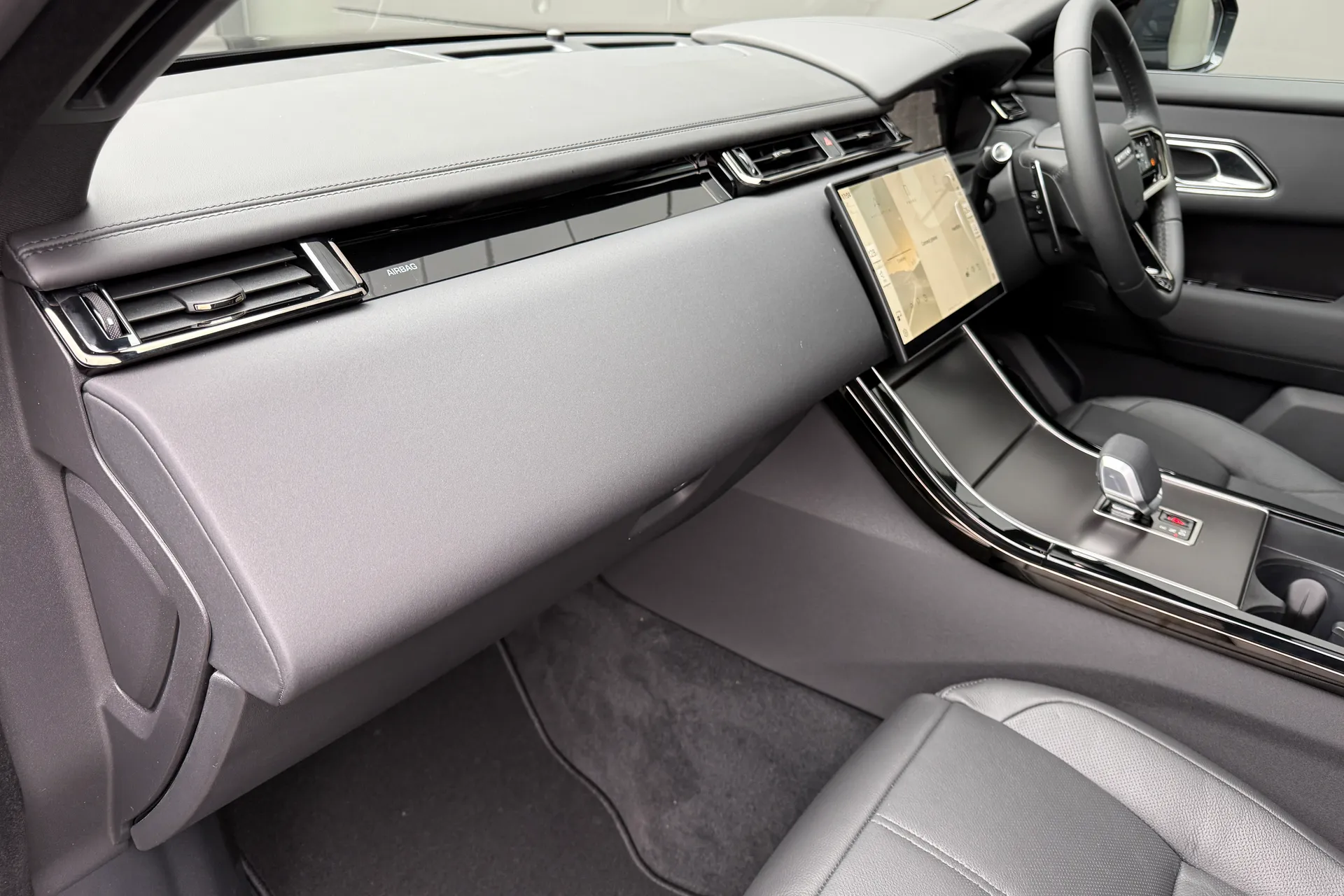 LAND ROVER RANGE ROVER VELAR thumbnail image number 37