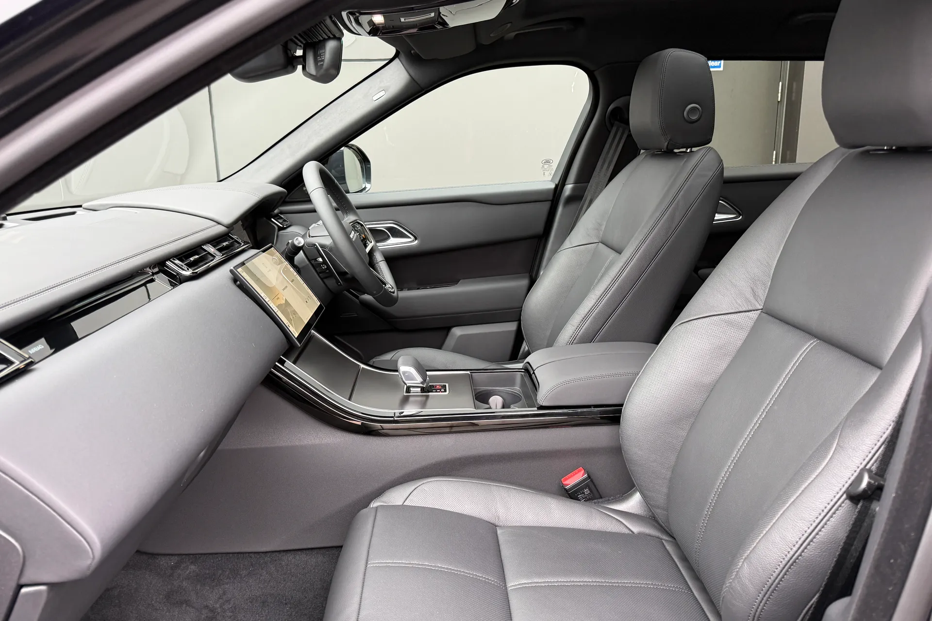 LAND ROVER RANGE ROVER VELAR thumbnail image number 38