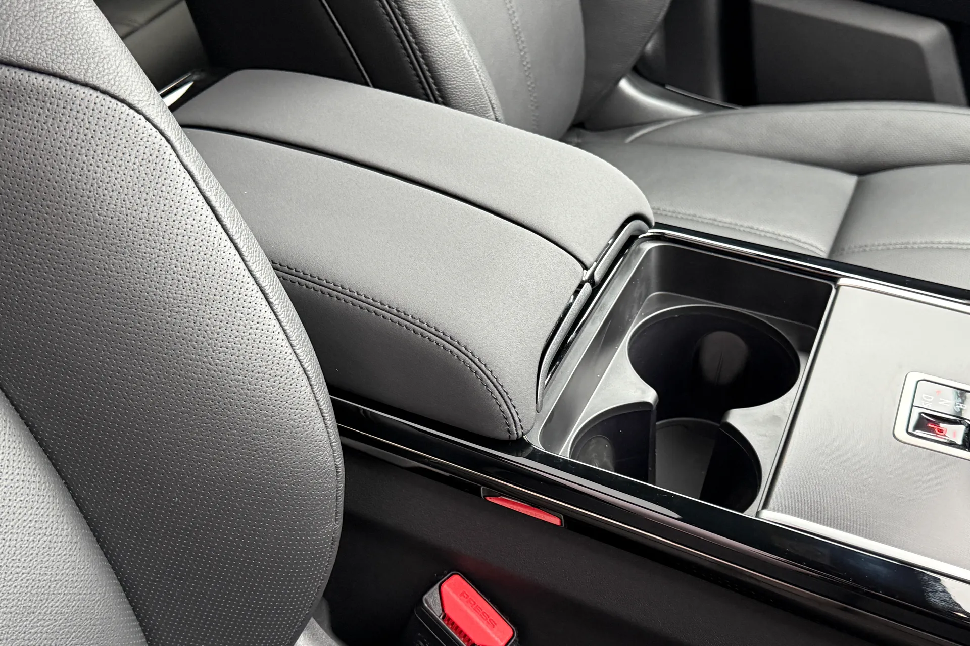 LAND ROVER RANGE ROVER VELAR thumbnail image number 36