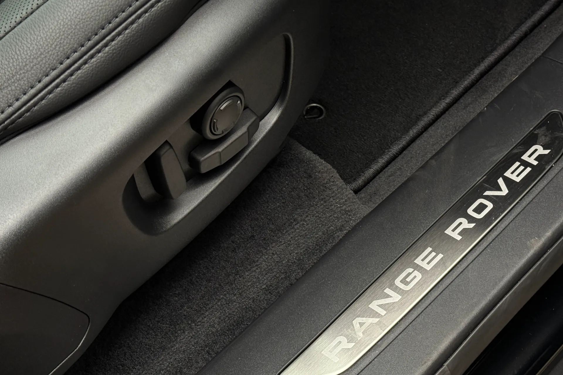 LAND ROVER RANGE ROVER VELAR thumbnail image number 43