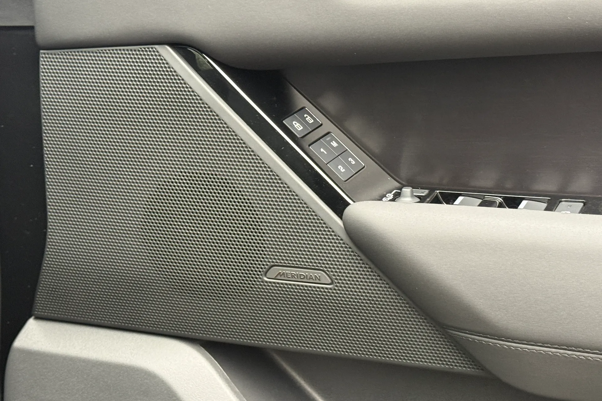 LAND ROVER RANGE ROVER VELAR thumbnail image number 44