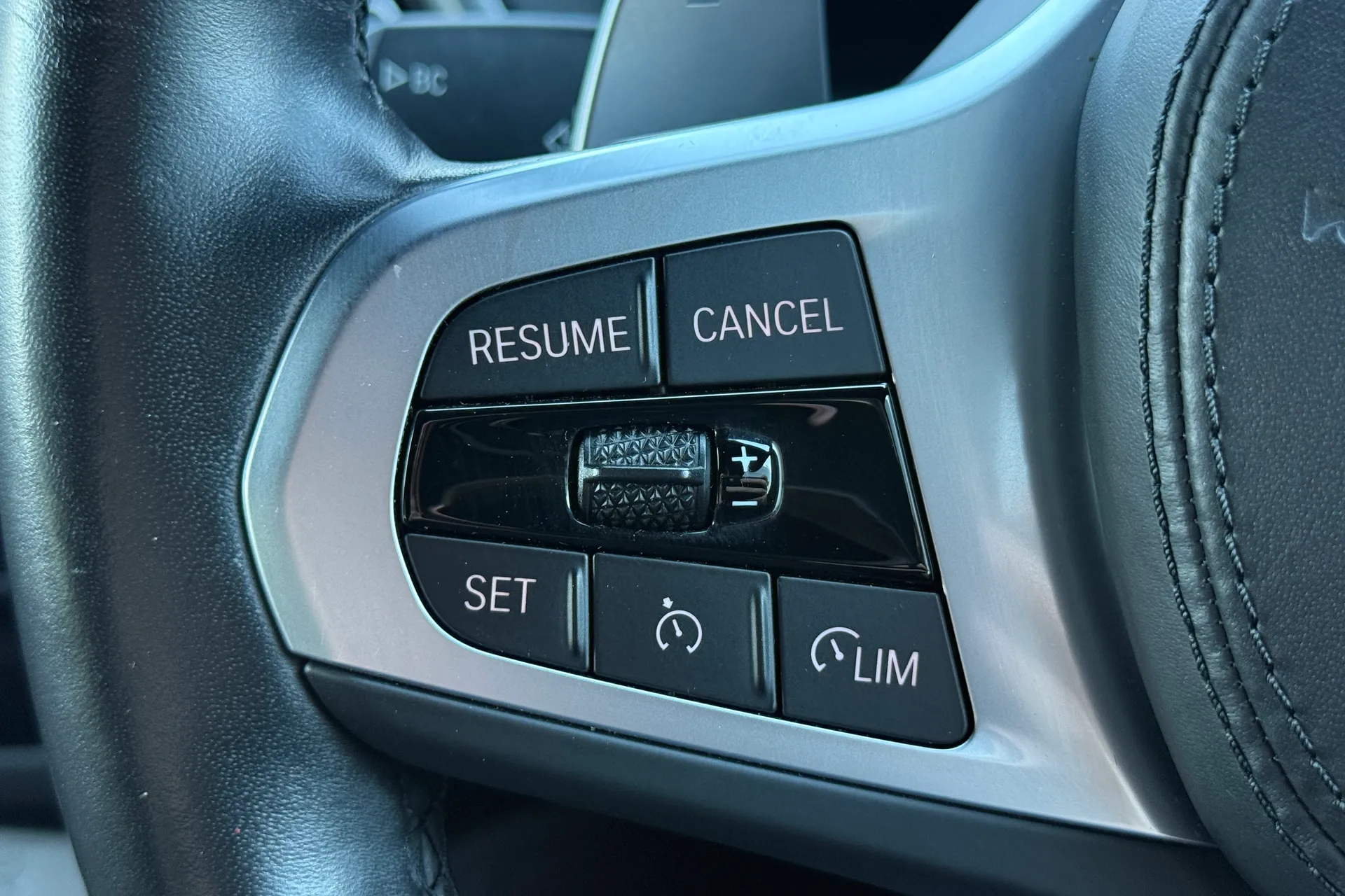 BMW X4 thumbnail image number 24