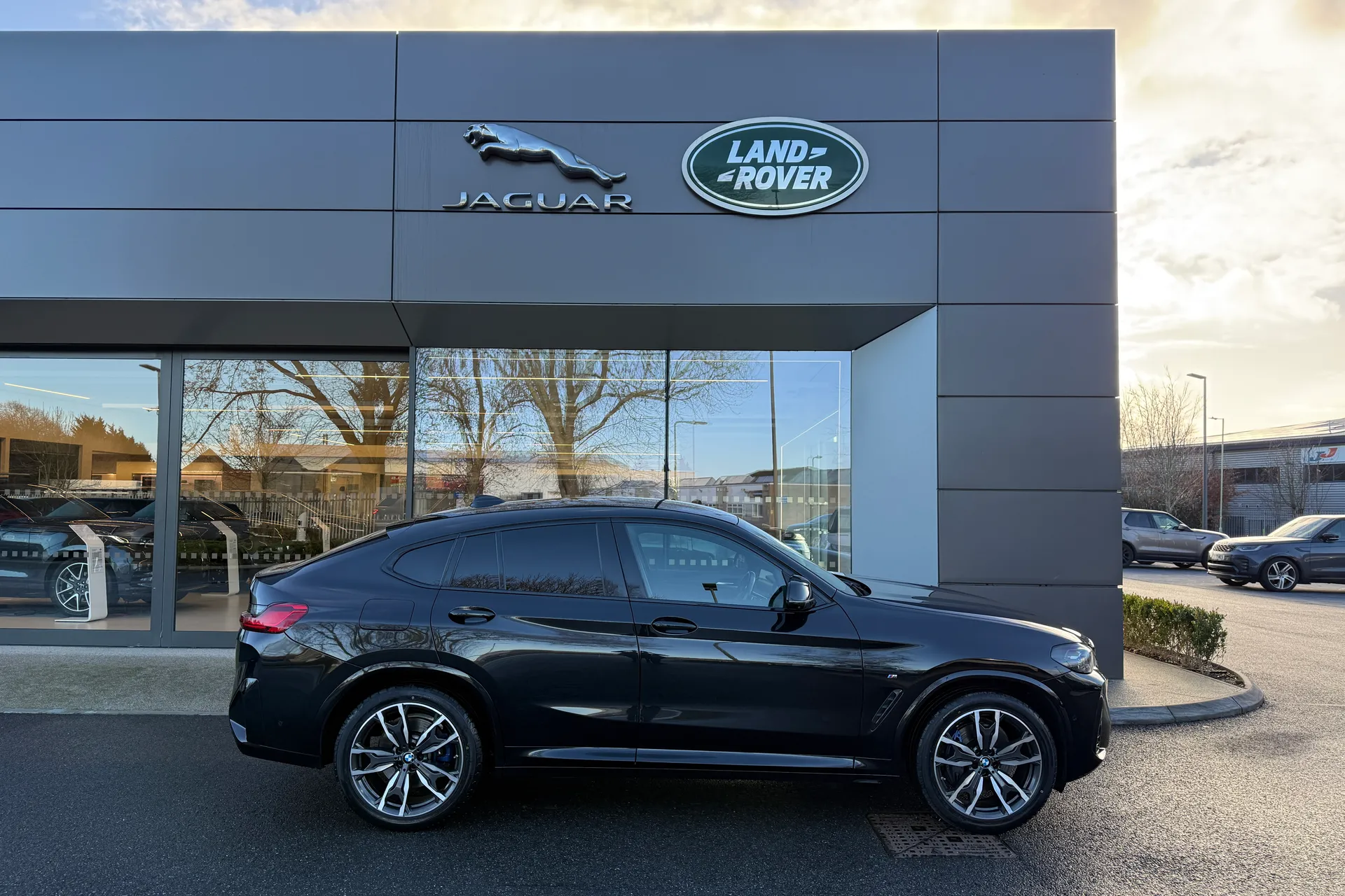 BMW X4 thumbnail image number 2