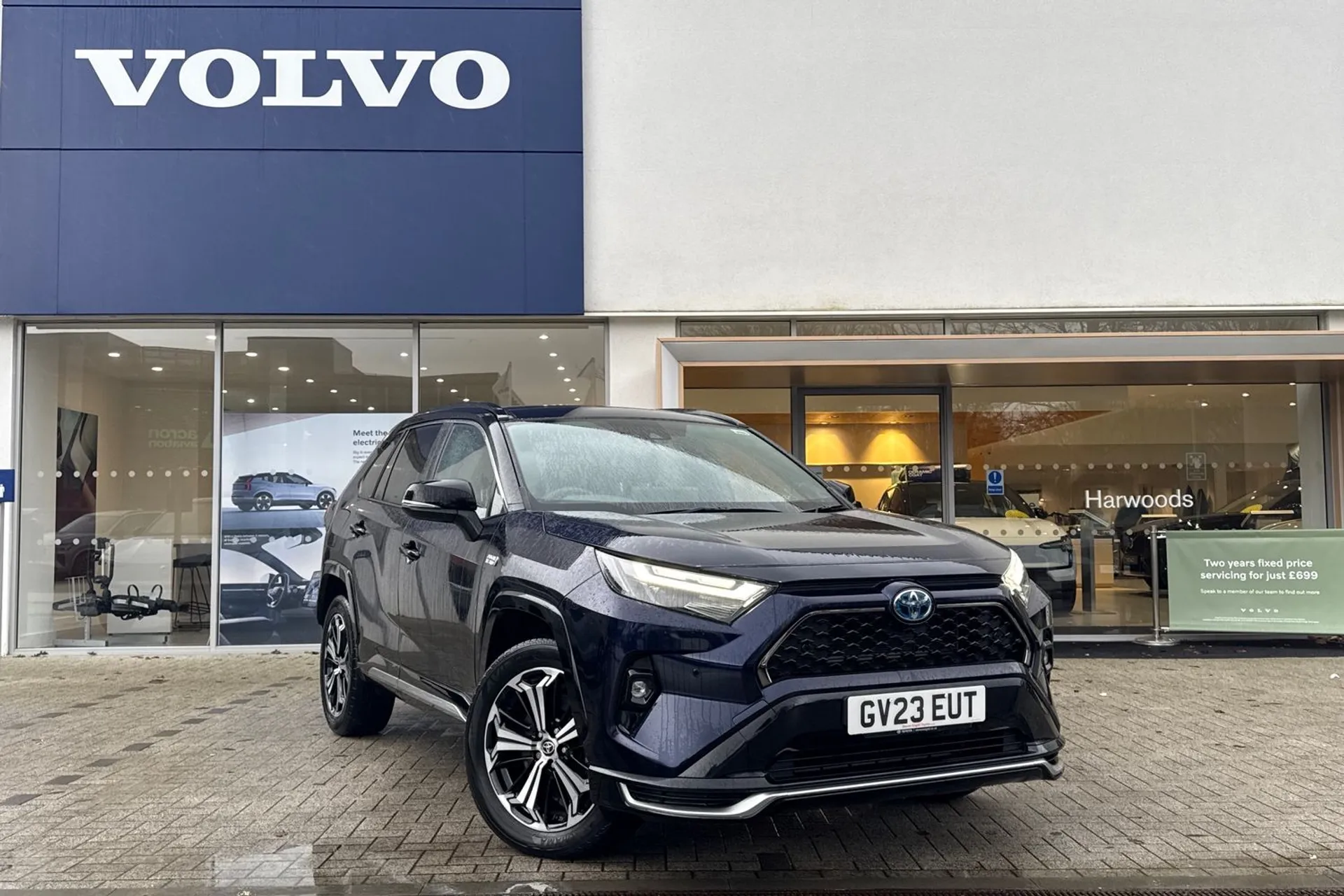 TOYOTA RAV4 focused image