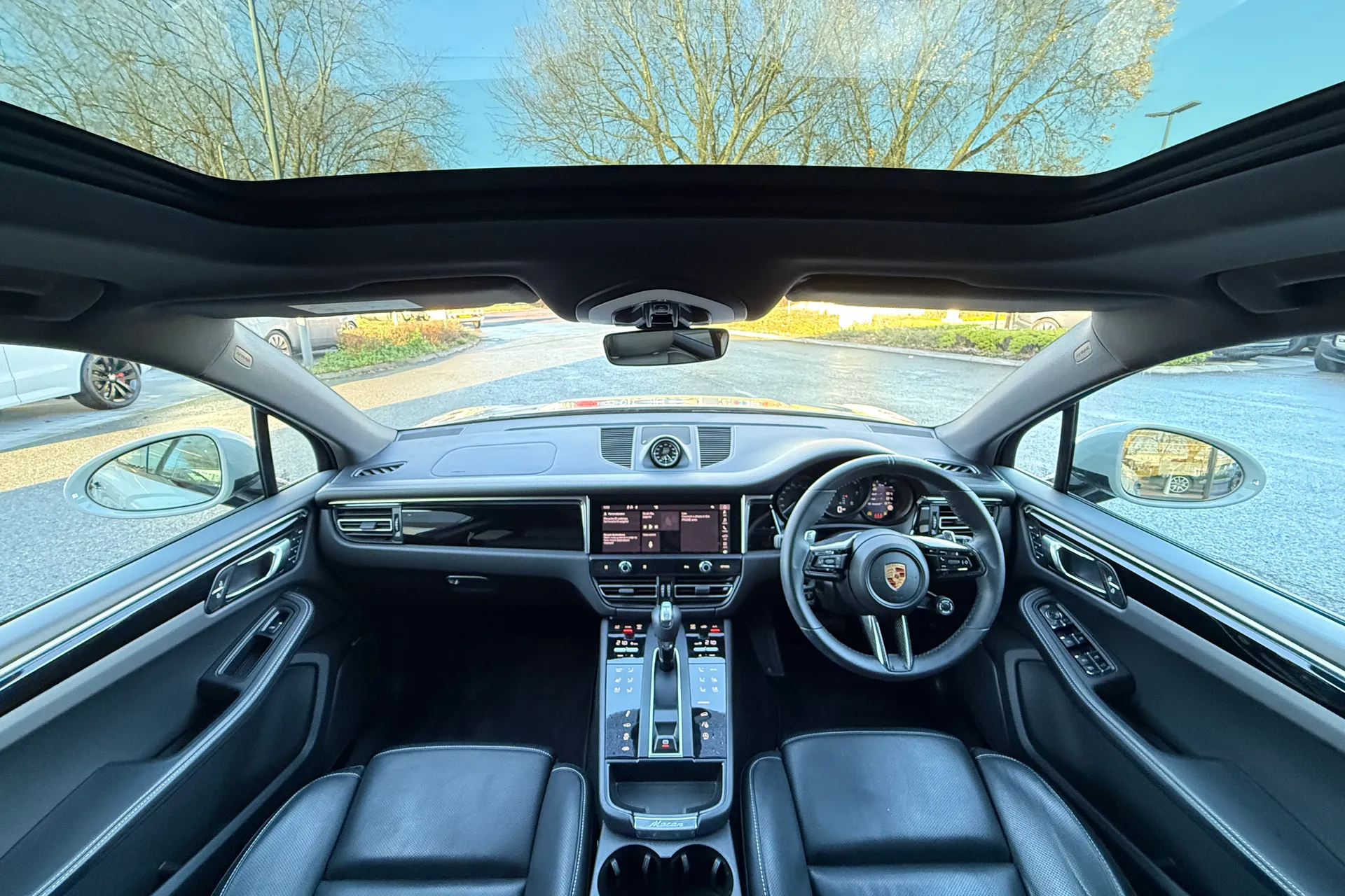 Porsche MACAN thumbnail image number 3