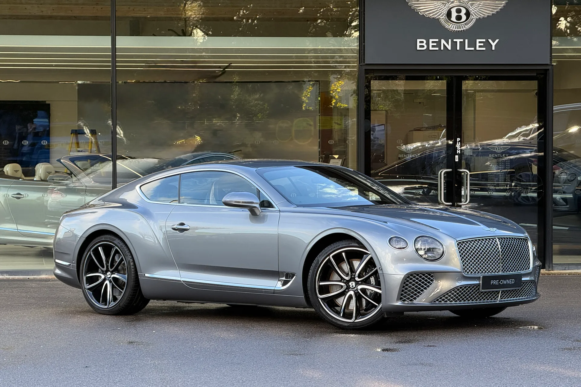 Bentley CONTINENTAL GT focused image