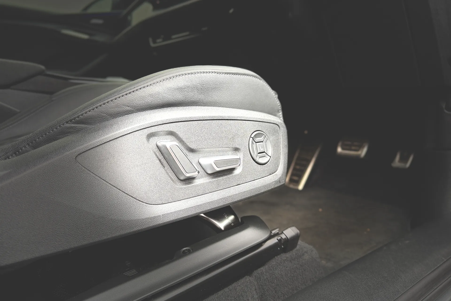 Audi Q6 thumbnail image number 44