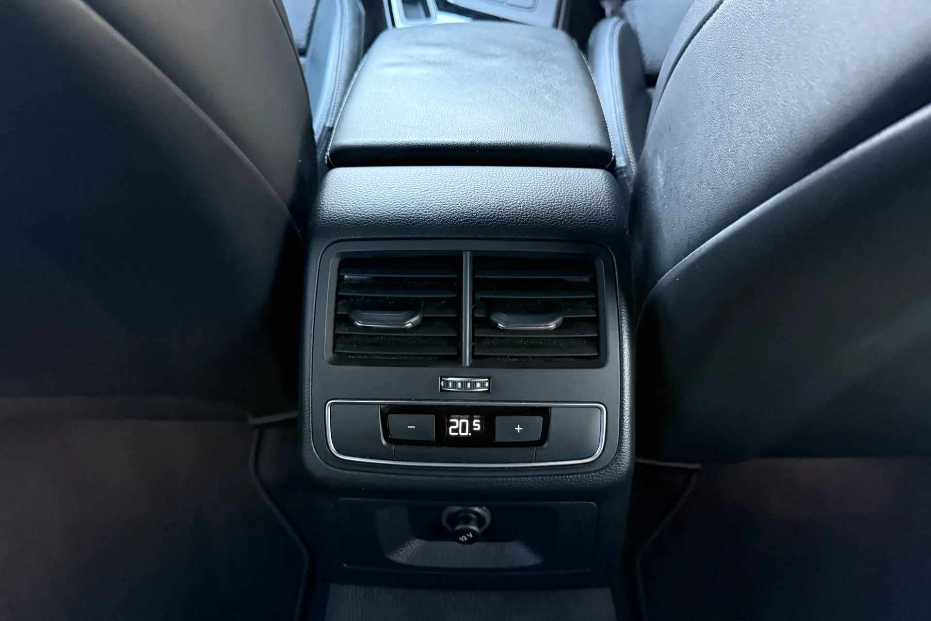 Audi A4 thumbnail image number 37