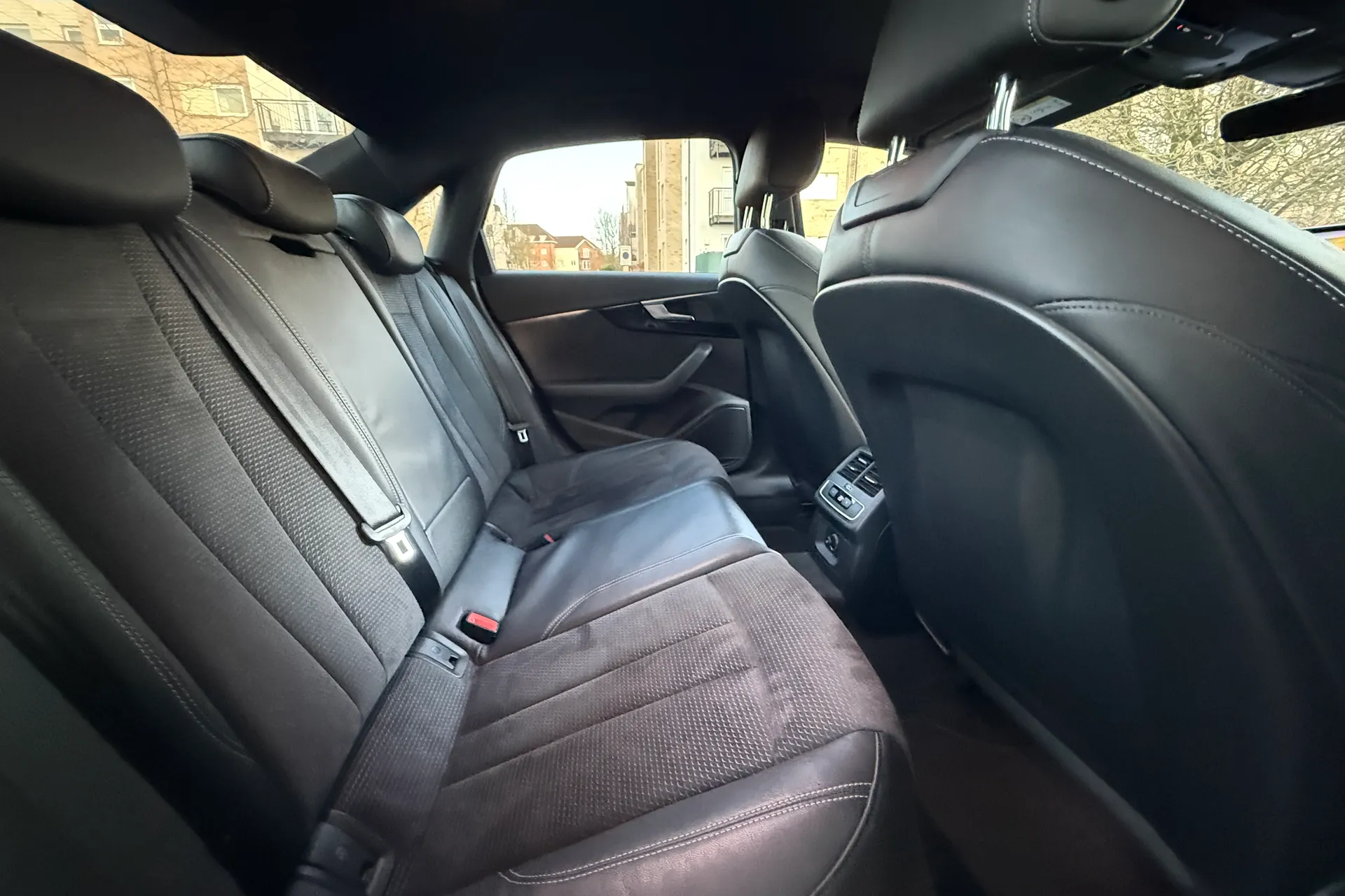 Audi A4 thumbnail image number 35