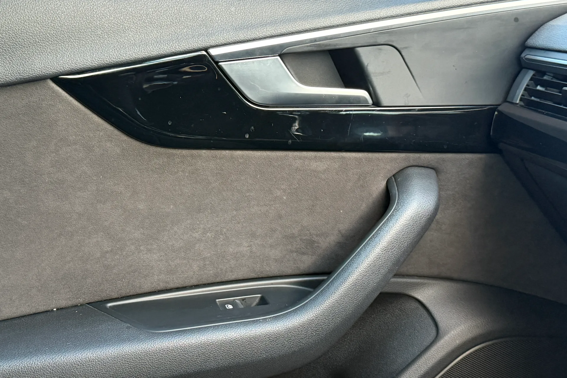 Audi A4 thumbnail image number 24