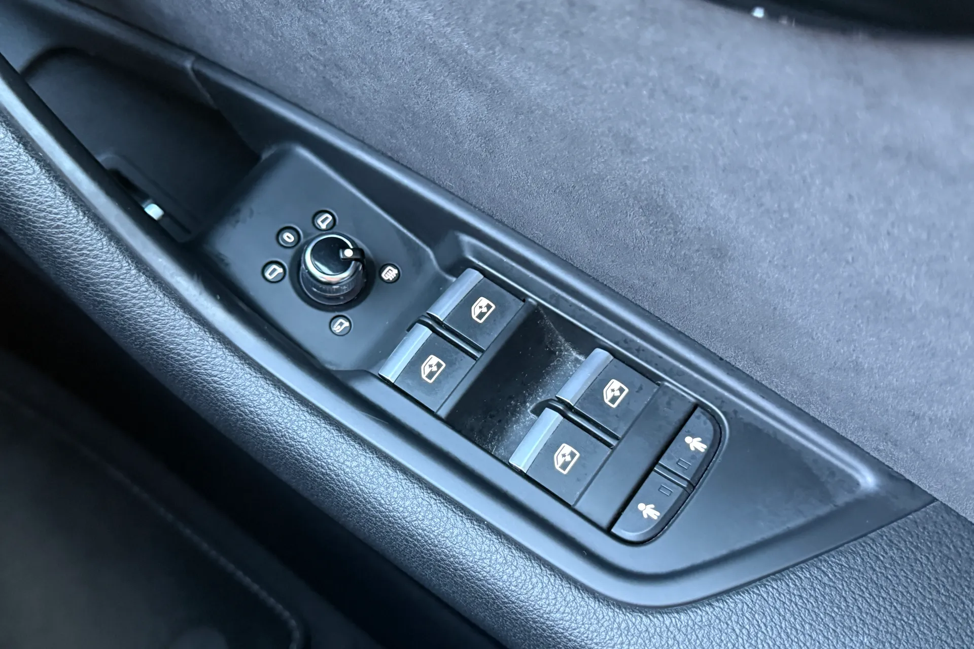 Audi A4 thumbnail image number 30