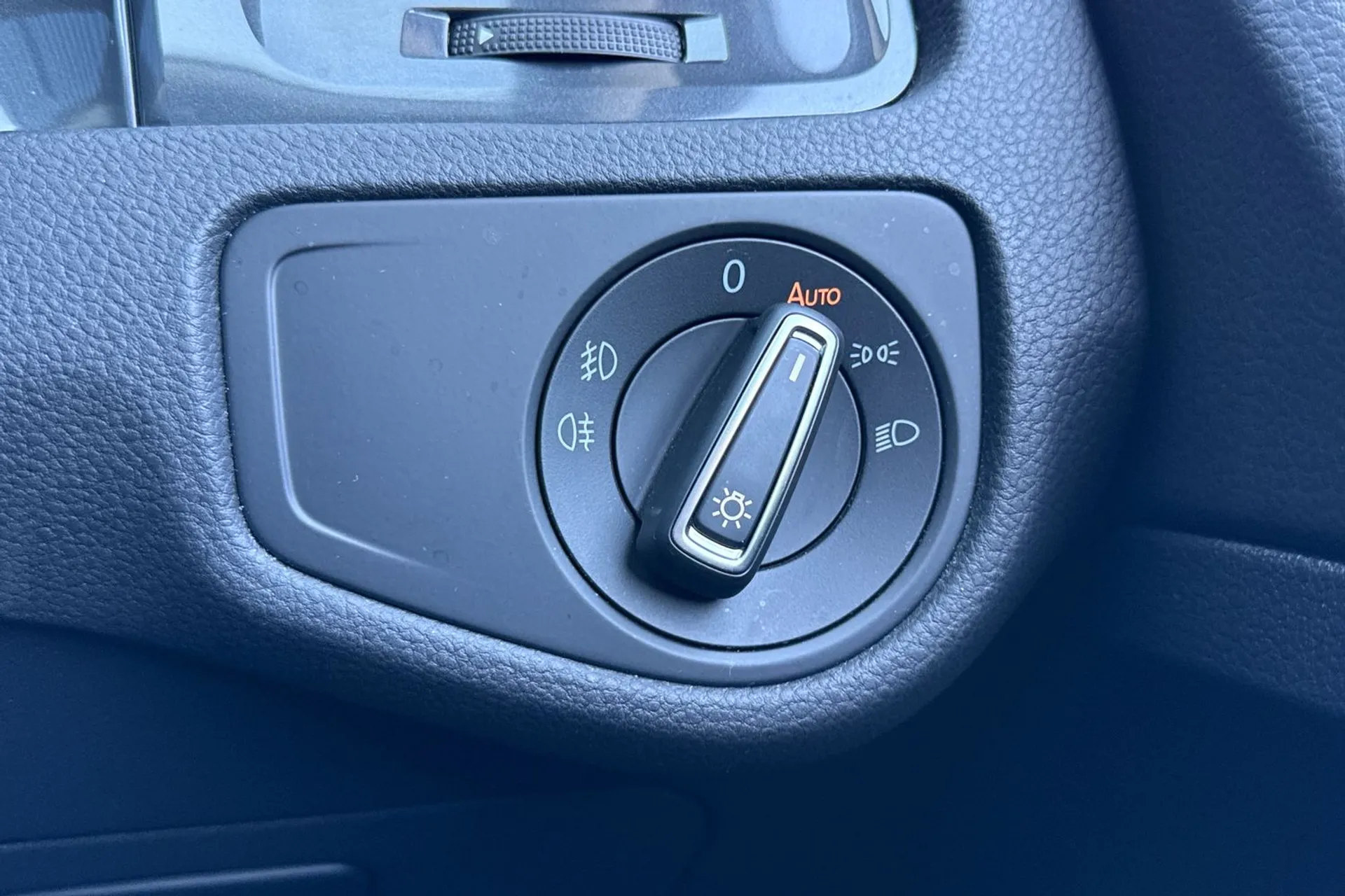 VOLKSWAGEN GOLF thumbnail image number 39