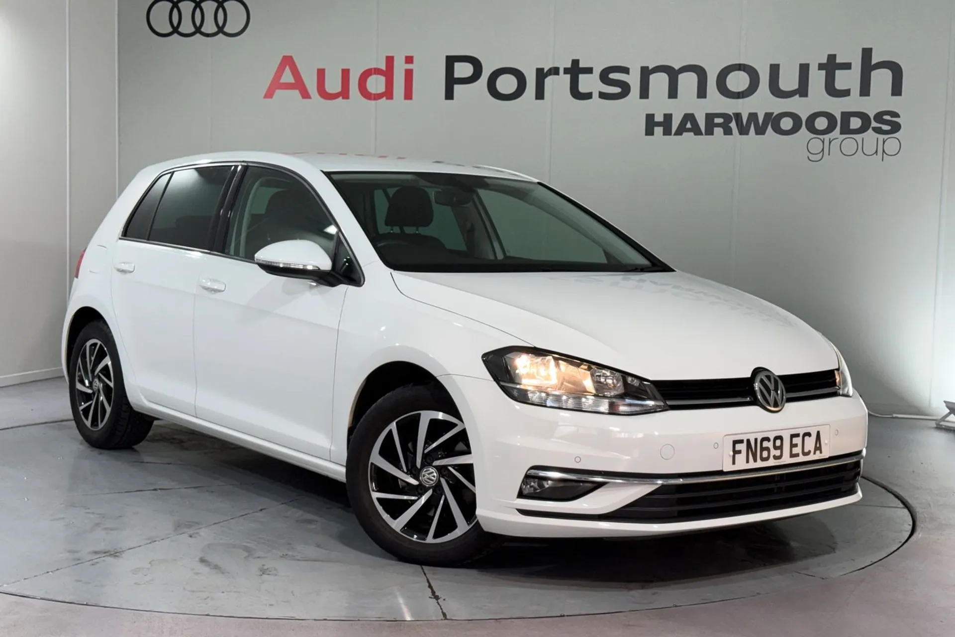 VOLKSWAGEN GOLF focused image