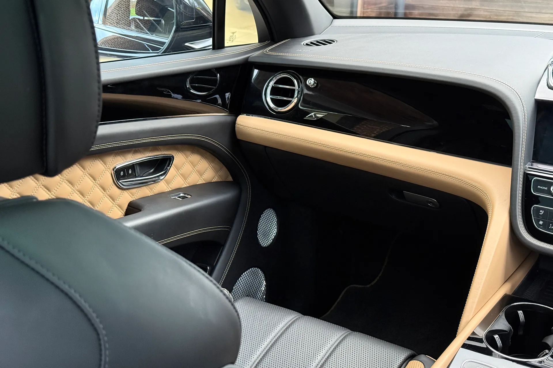 Bentley BENTAYGA thumbnail image number 19