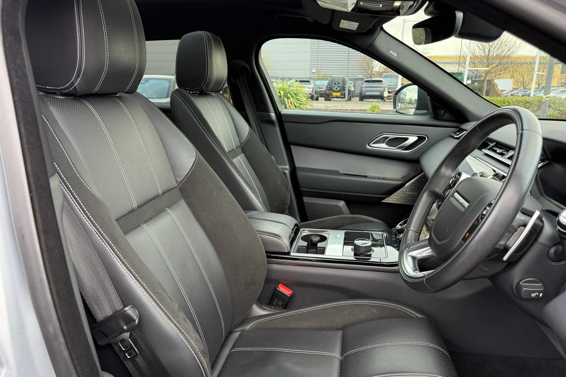 LAND ROVER RANGE ROVER VELAR thumbnail image number 34