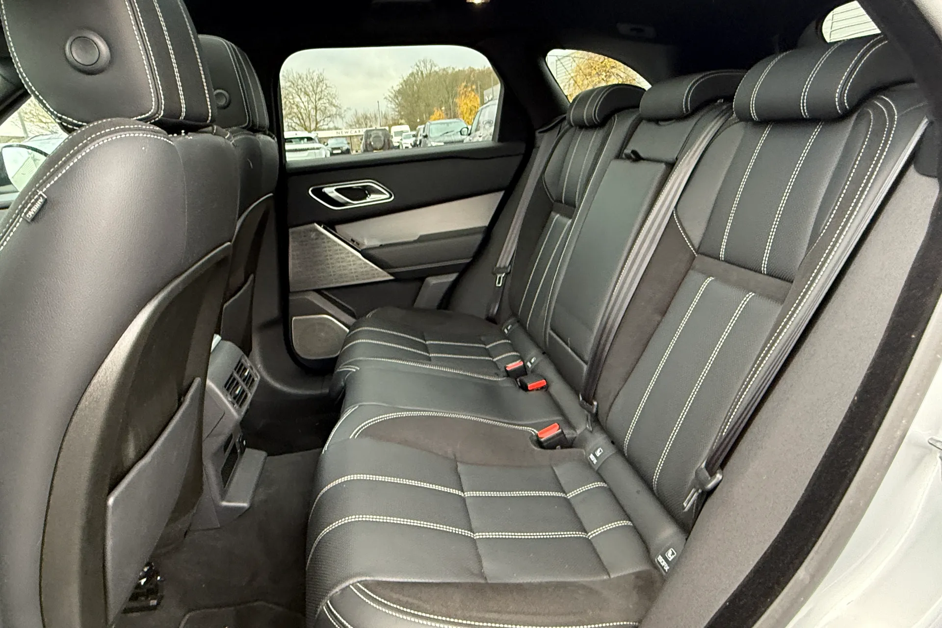 LAND ROVER RANGE ROVER VELAR thumbnail image number 39