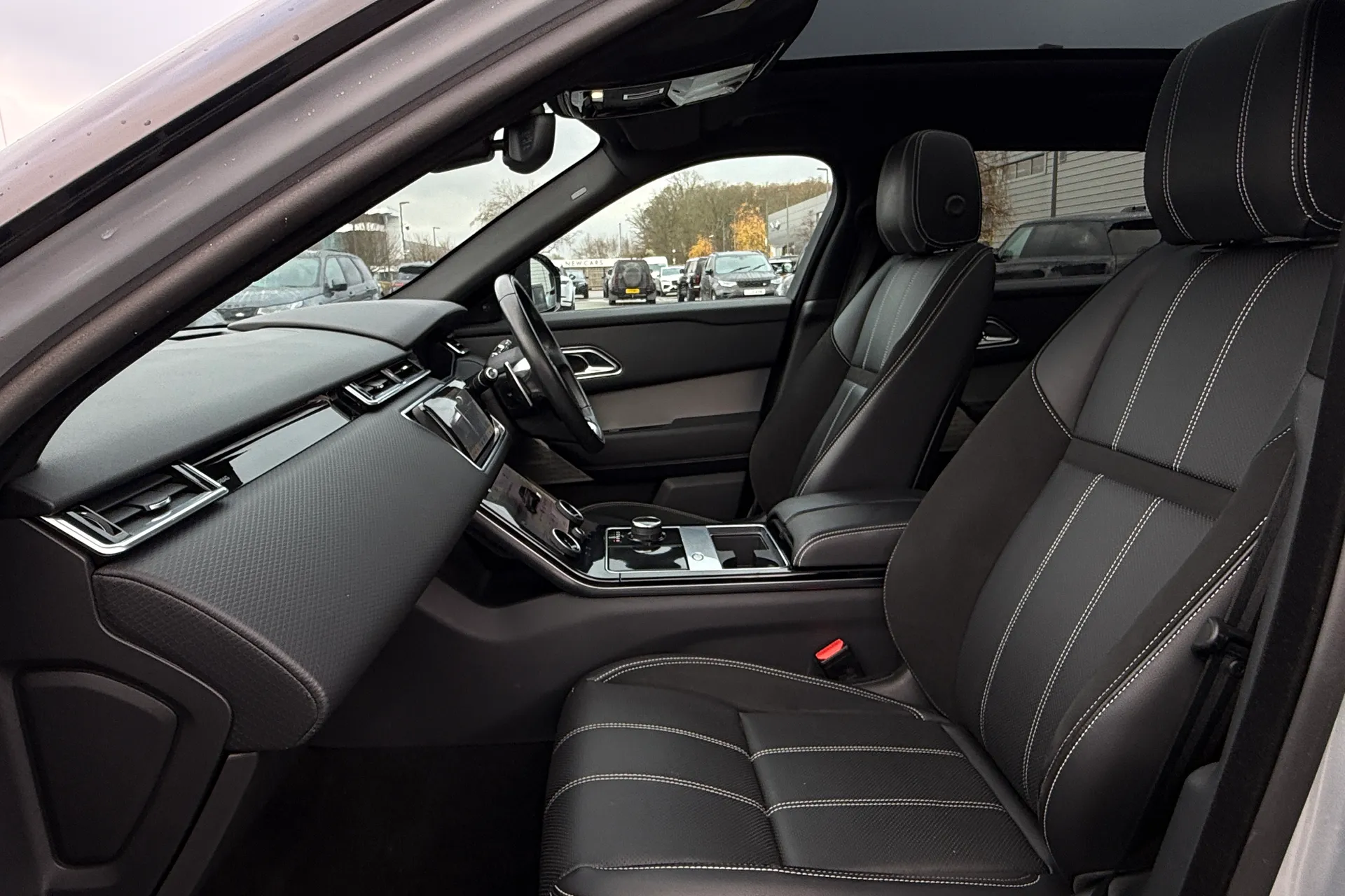 LAND ROVER RANGE ROVER VELAR thumbnail image number 38