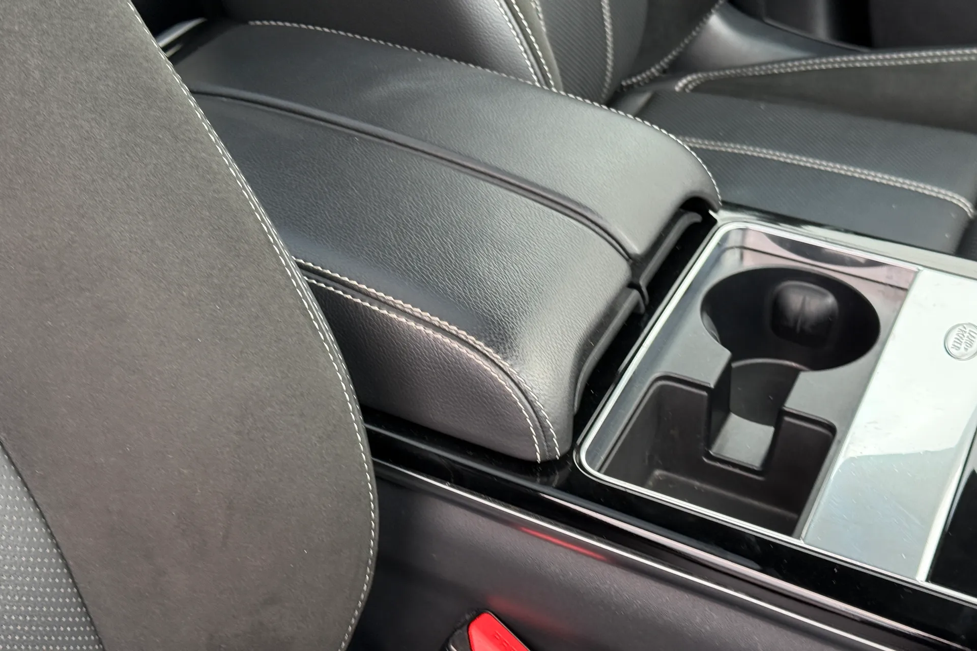 LAND ROVER RANGE ROVER VELAR thumbnail image number 36