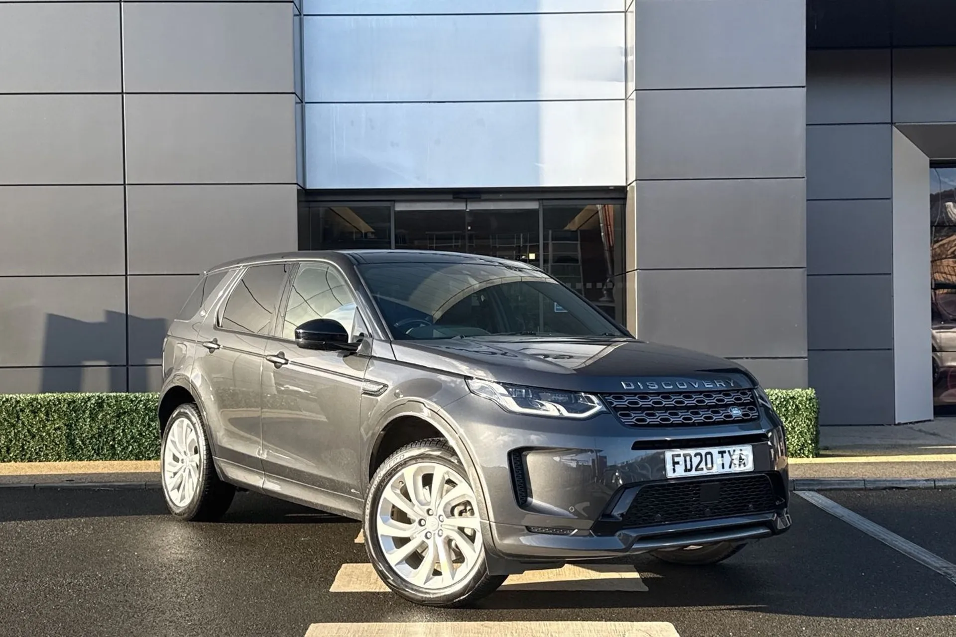 LAND ROVER DISCOVERY SPORT focused image