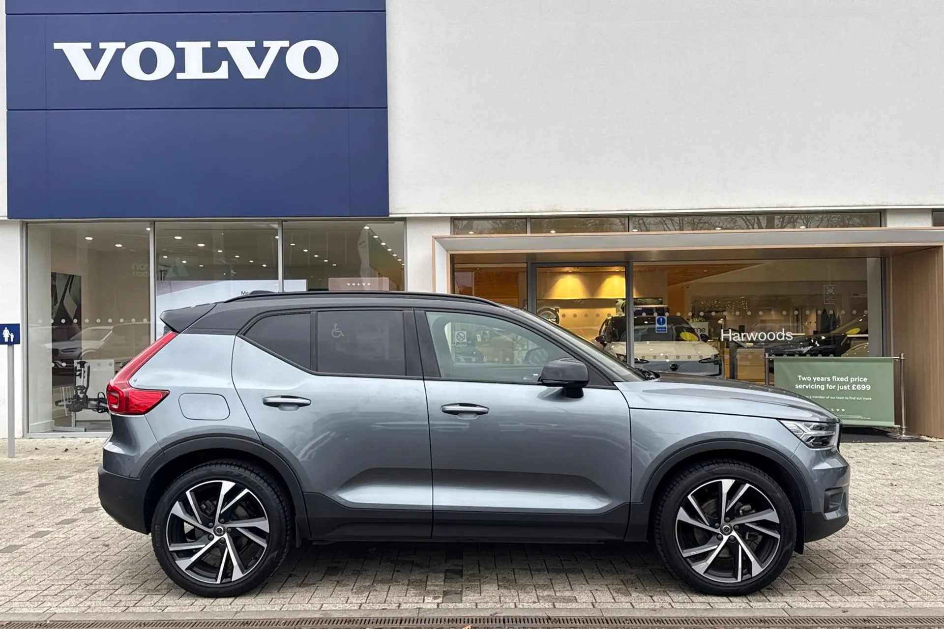 Volvo XC40 thumbnail image number 2
