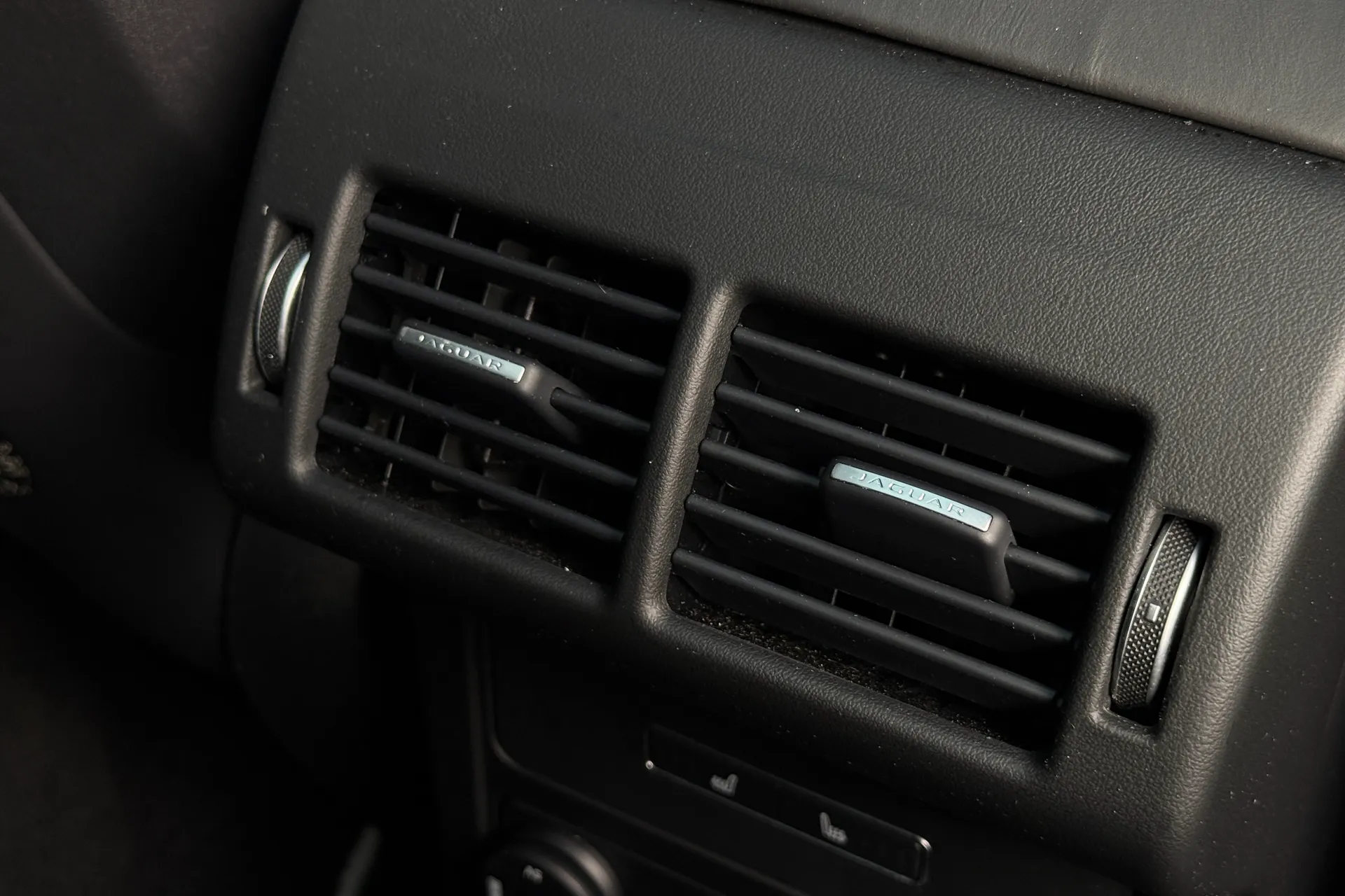 Jaguar F-PACE thumbnail image number 30