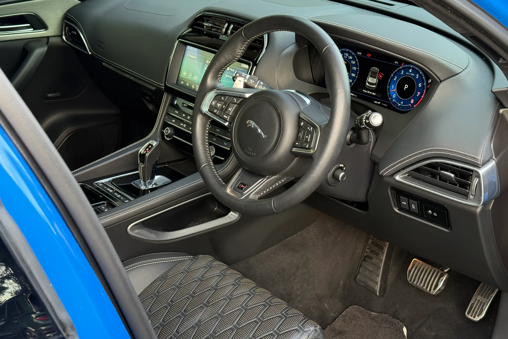 Jaguar F-PACE thumbnail image number 11