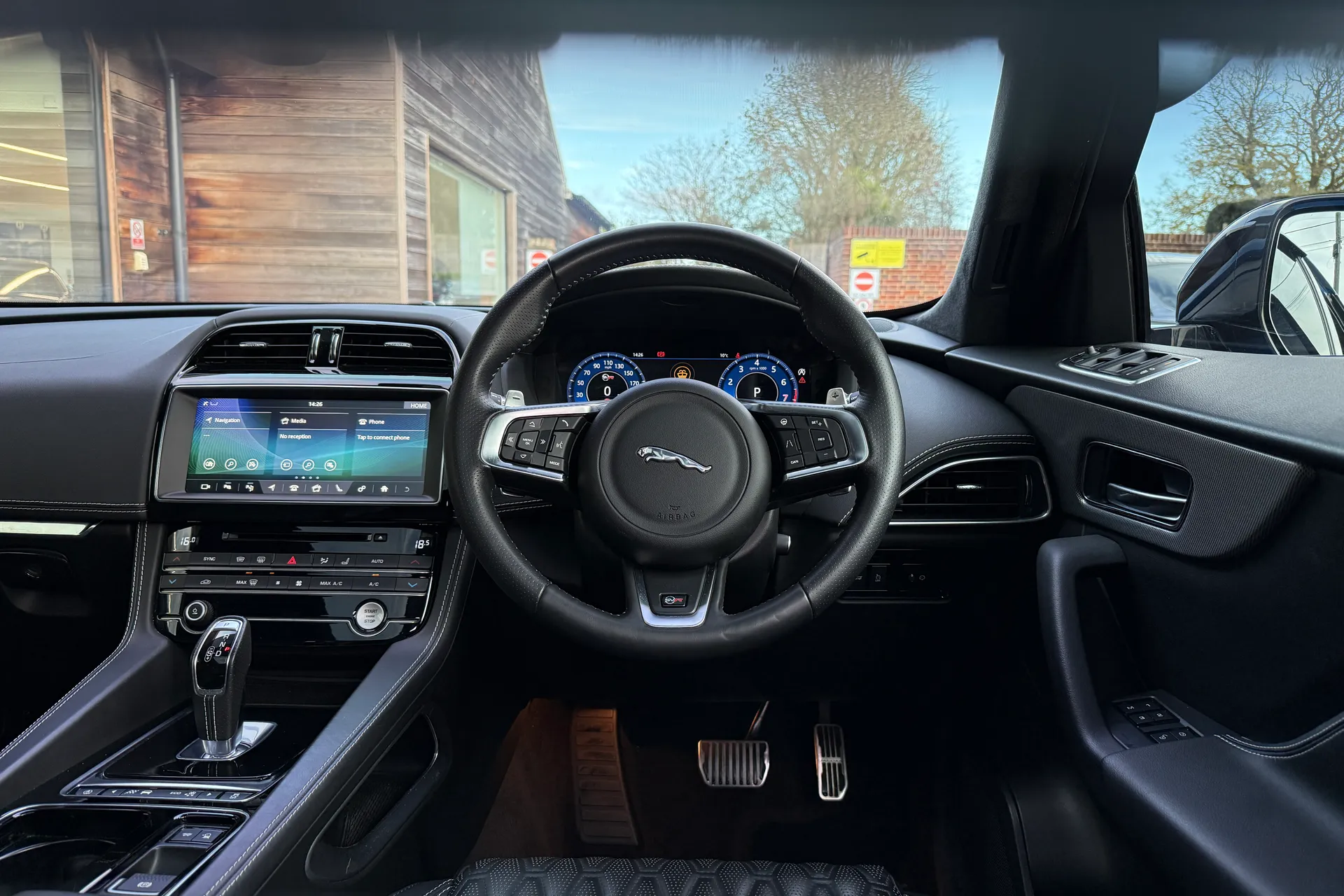 Jaguar F-PACE thumbnail image number 21