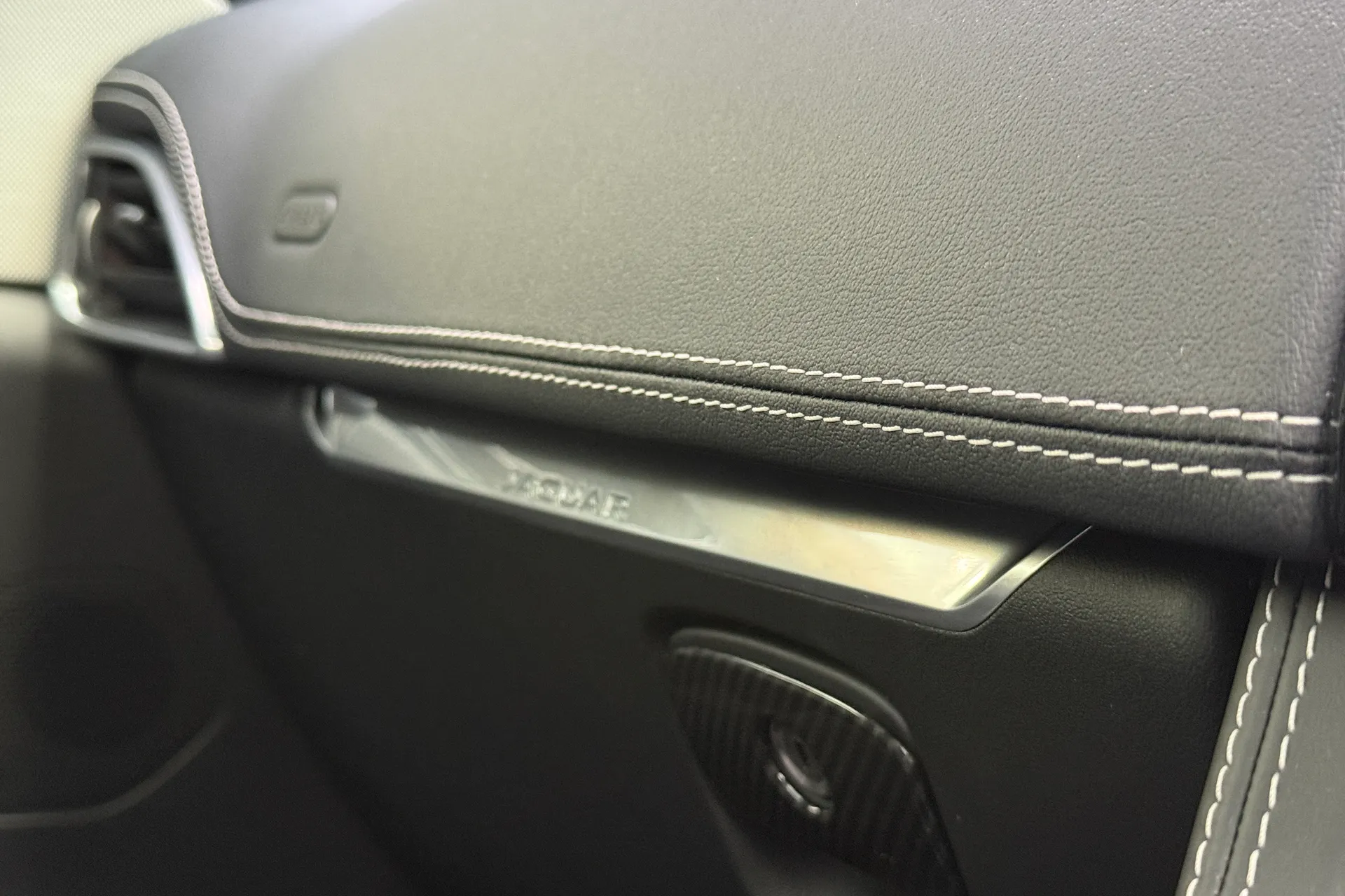 Jaguar F-PACE thumbnail image number 35