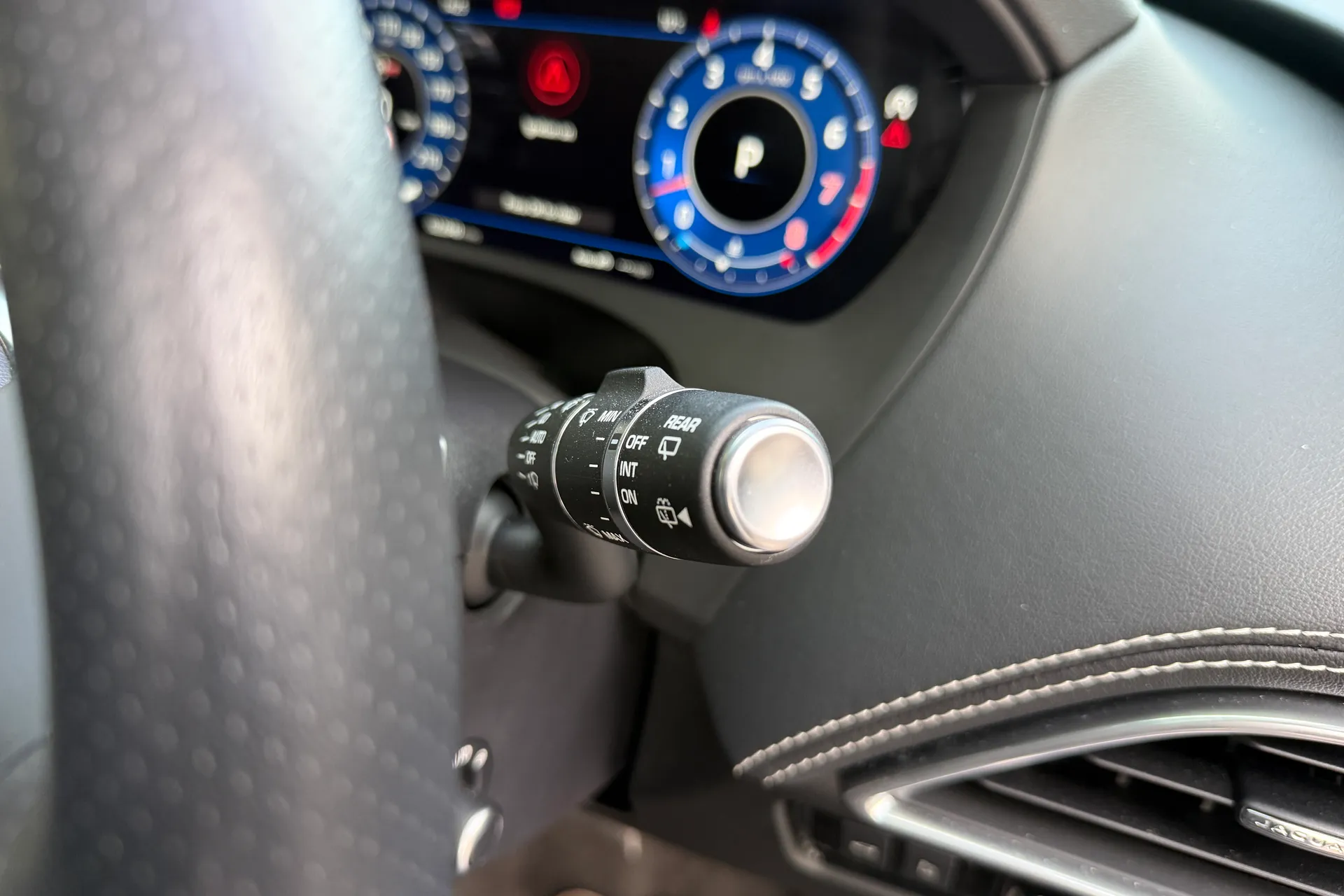 Jaguar F-PACE thumbnail image number 15