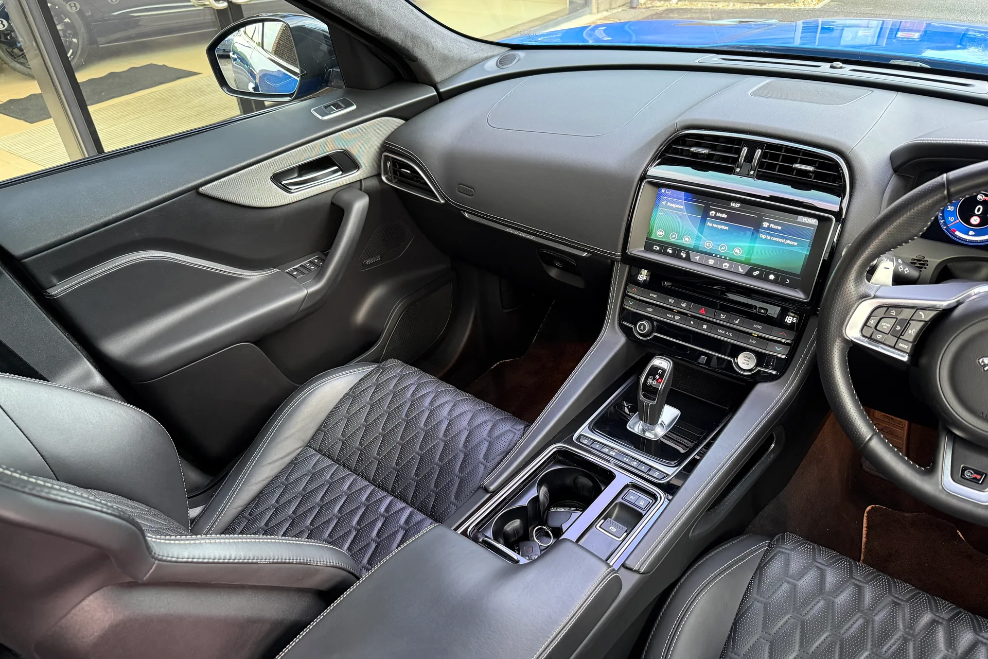 Jaguar F-PACE thumbnail image number 25