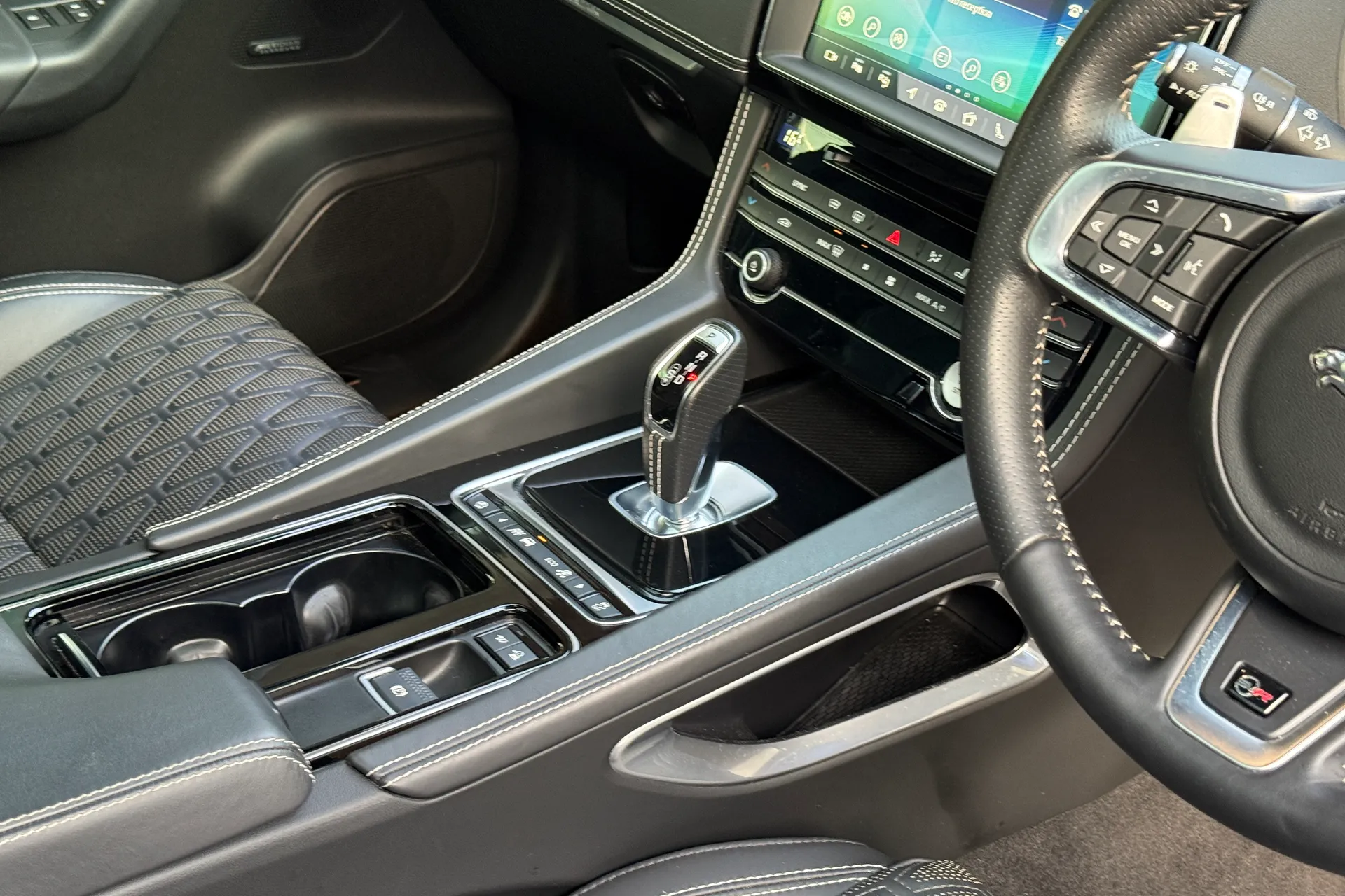 Jaguar F-PACE thumbnail image number 19