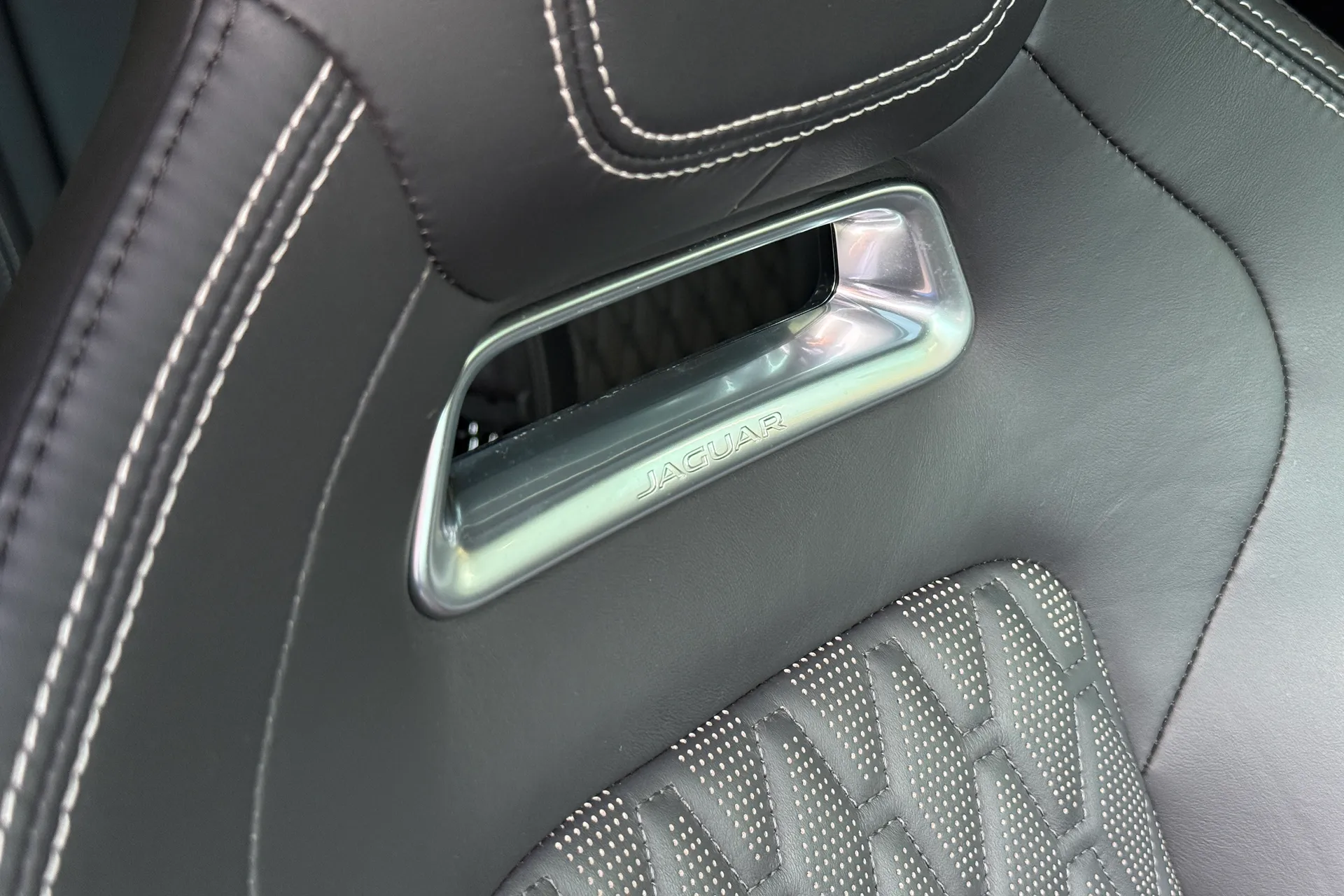 Jaguar F-PACE thumbnail image number 17