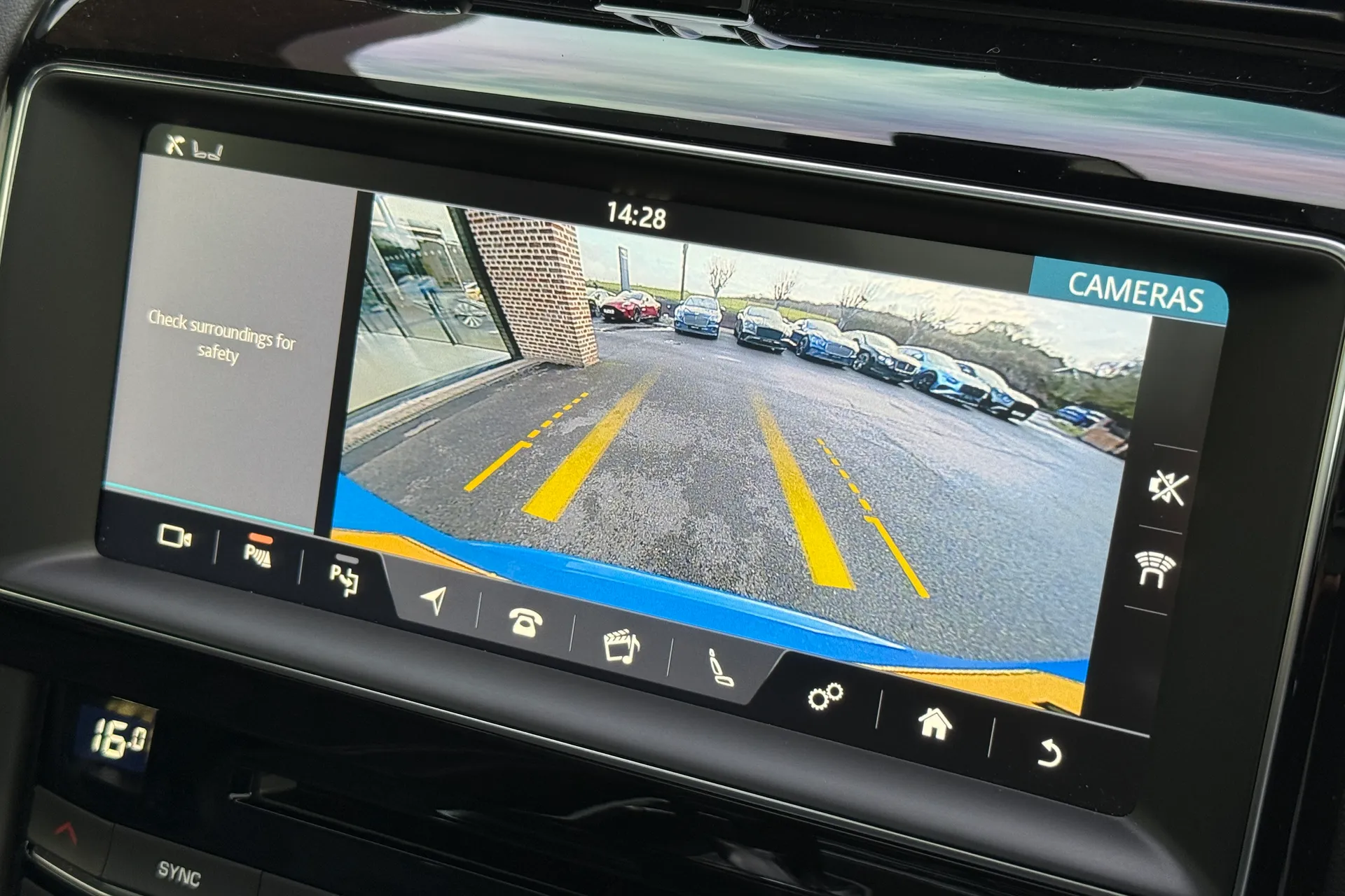 Jaguar F-PACE thumbnail image number 34