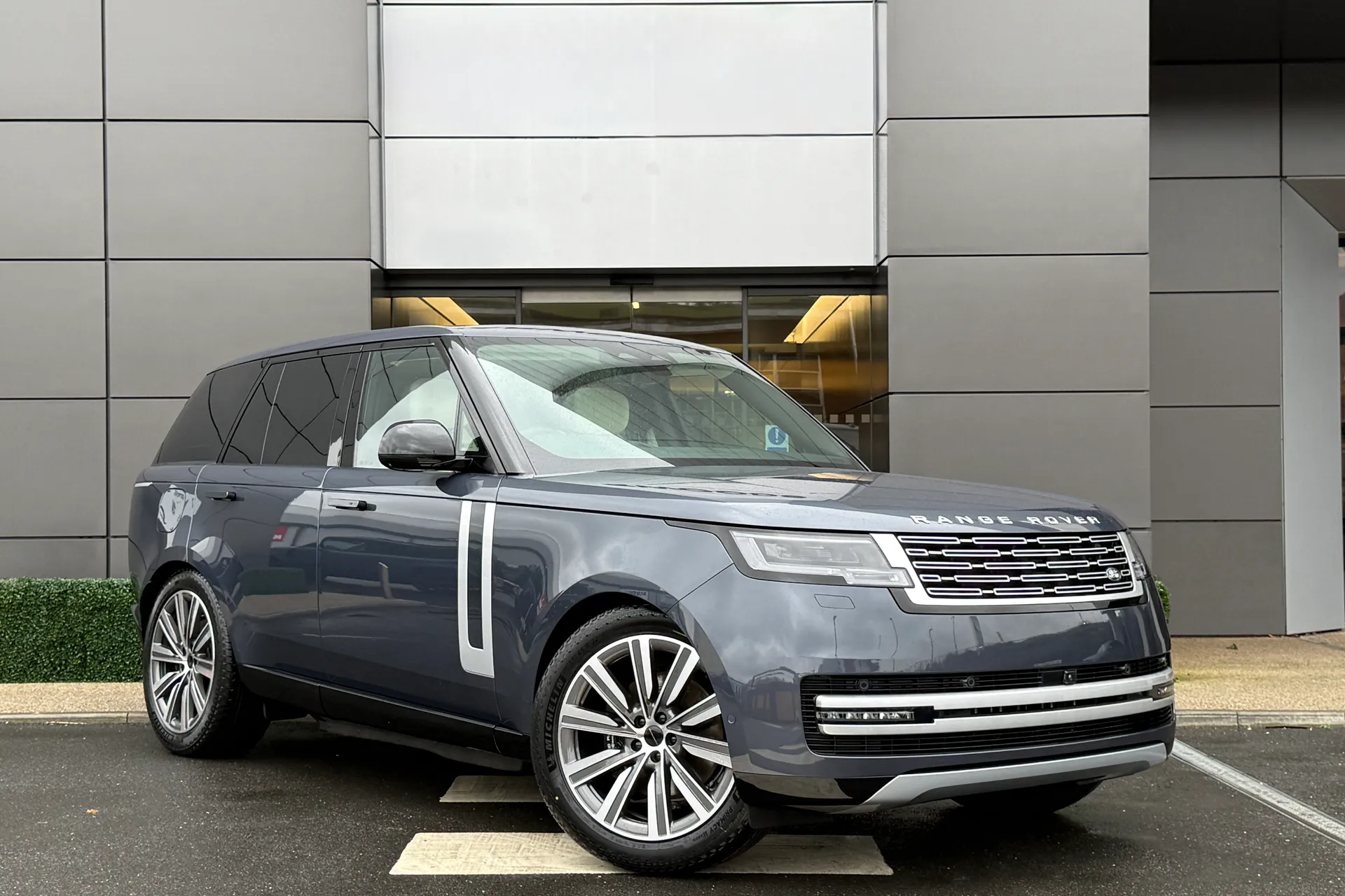 LAND ROVER RANGE ROVER focused image