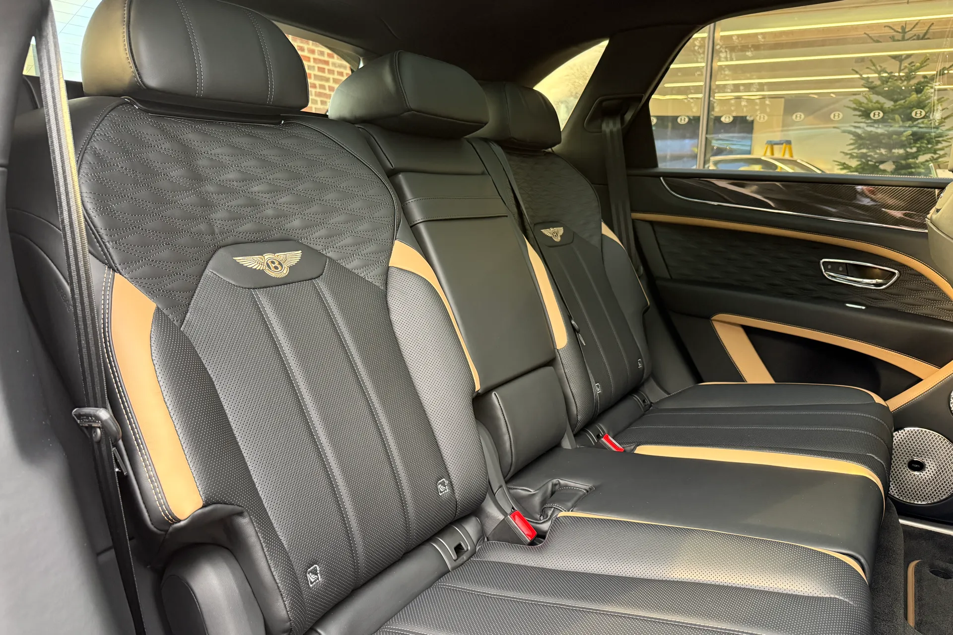 Bentley BENTAYGA thumbnail image number 31