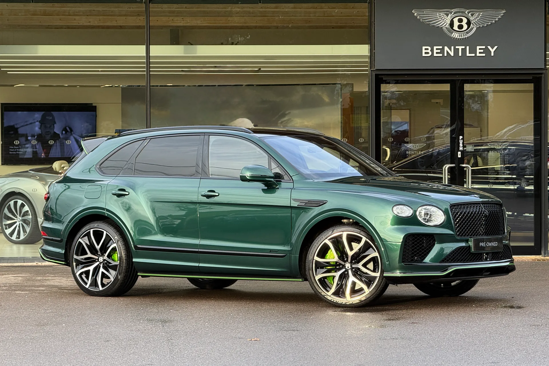 Bentley BENTAYGA focused image