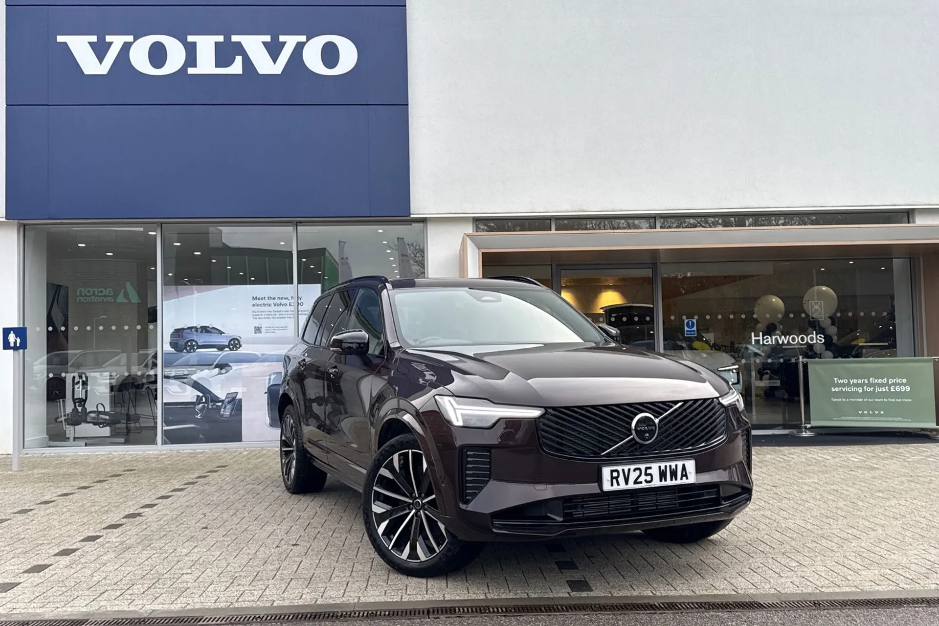 Volvo XC90 focused image