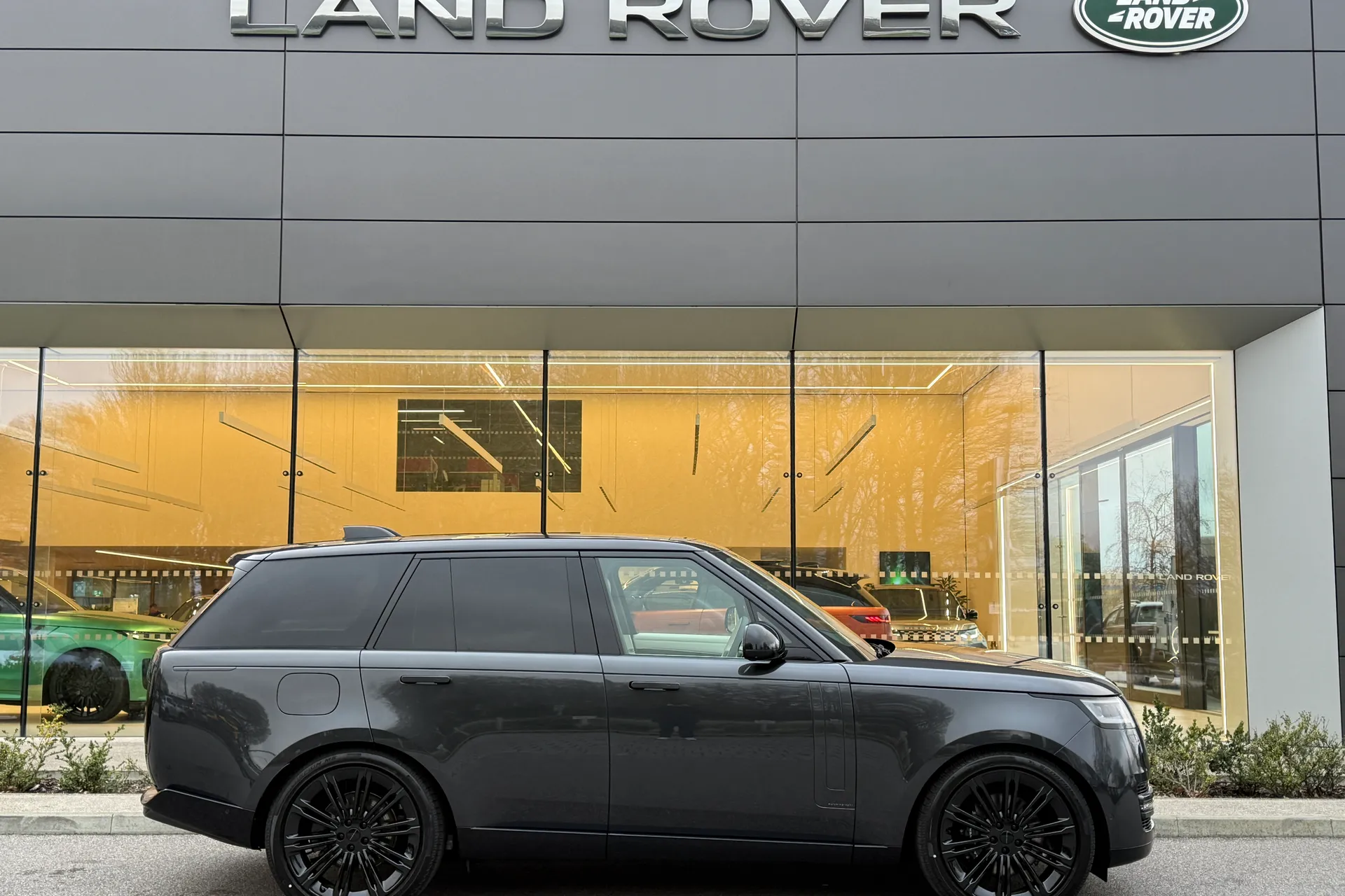 LAND ROVER RANGE ROVER thumbnail image number 2