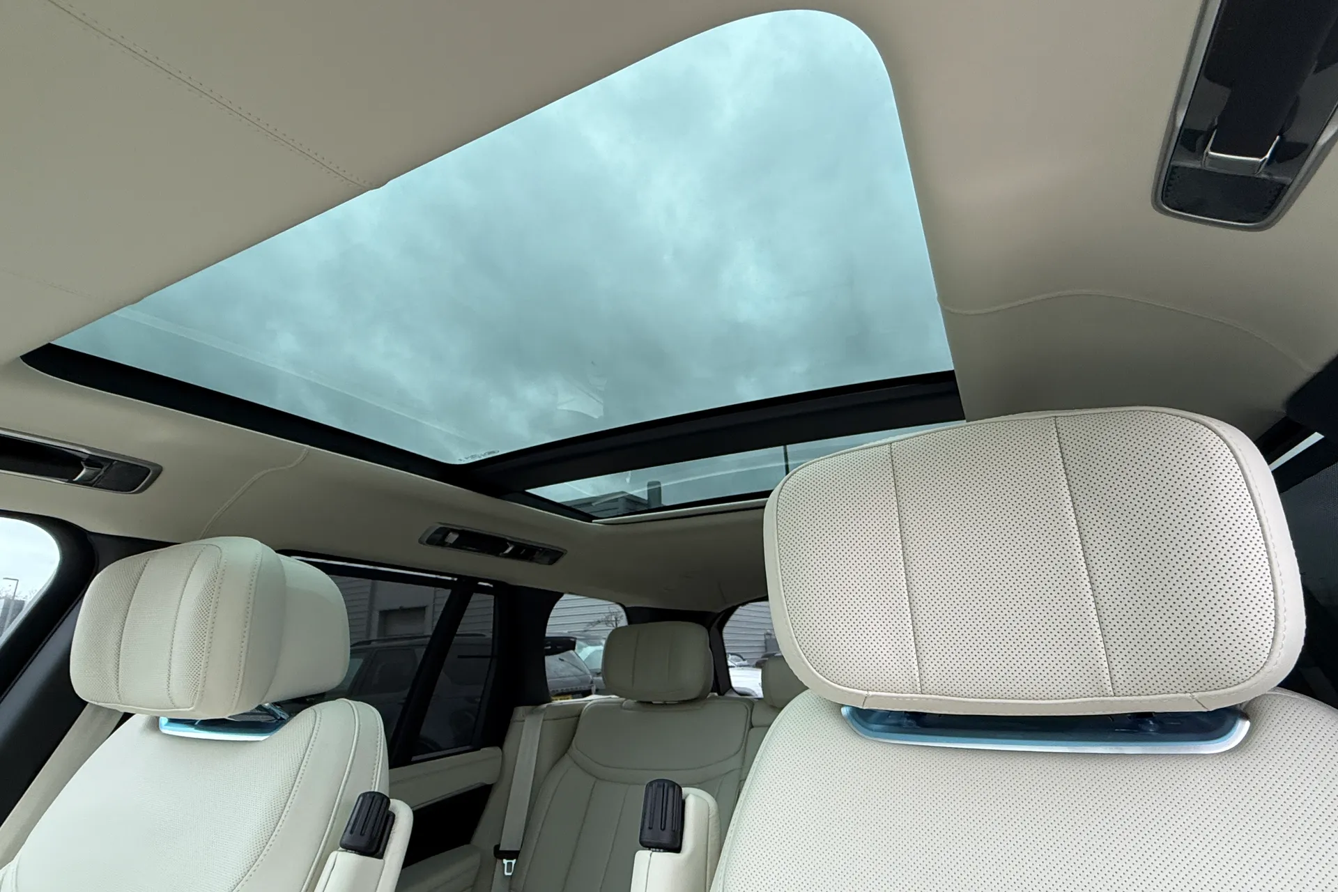 LAND ROVER RANGE ROVER thumbnail image number 4